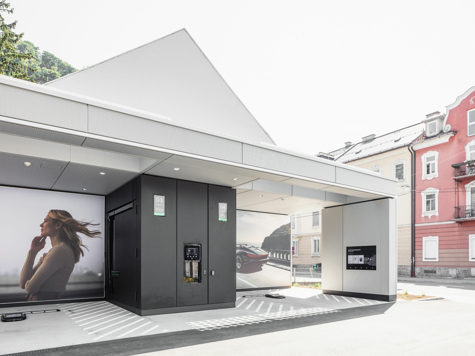 Audi charging hub Salzburg - Following locations in Nuremberg, Berlin, and Zurich, the brand with the four rings opened a premium quick-charging station in Salzburg, its fourth worldwide. Four reservable quick-charging points with up to 320 kW of output...