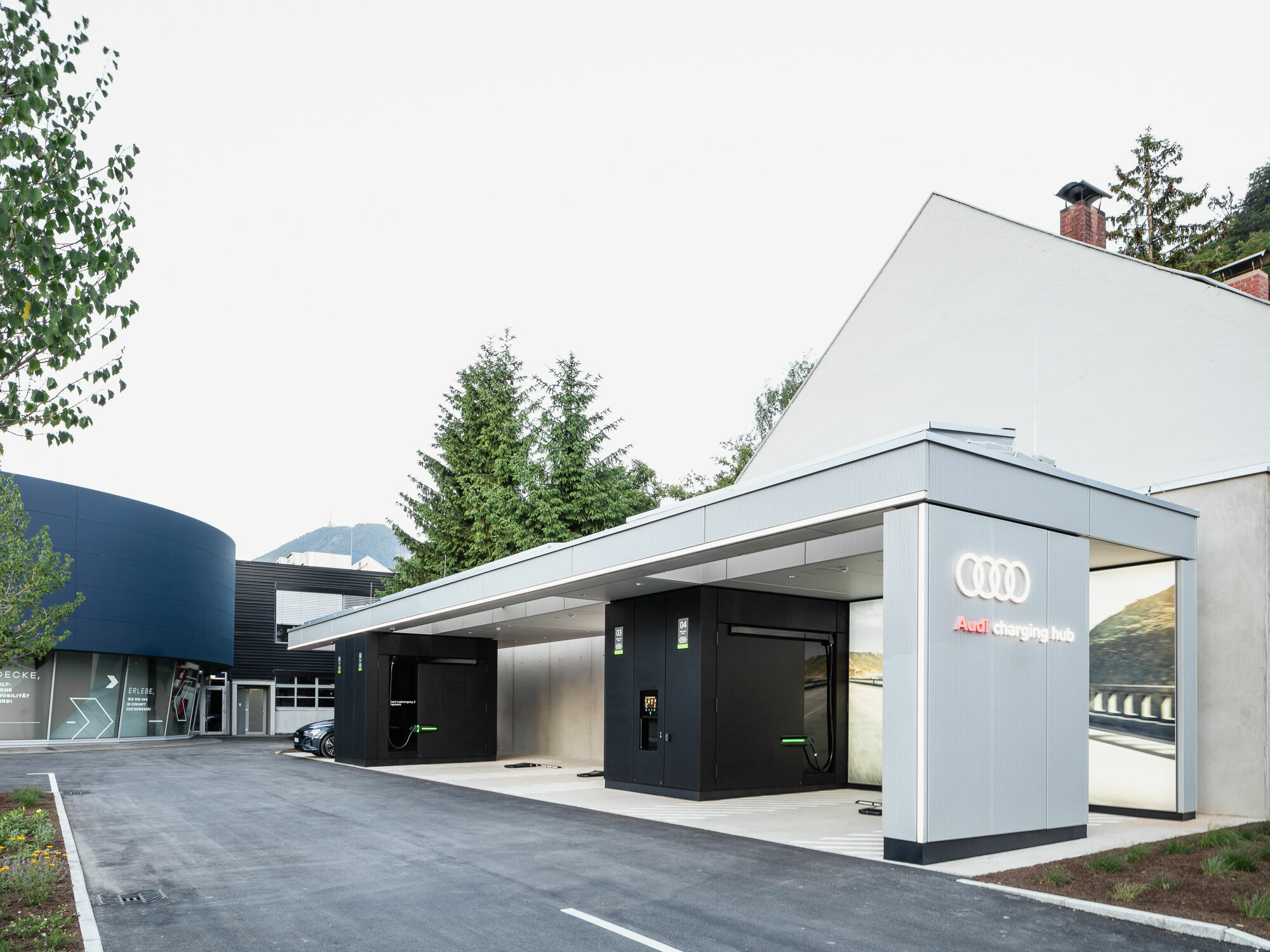 Audi charging hub Salzburg - Following locations in Nuremberg, Berlin, and Zurich, the brand with the four rings opened a premium quick-charging station in Salzburg, its fourth worldwide. Four reservable quick-charging points with up to 320 kW of output...