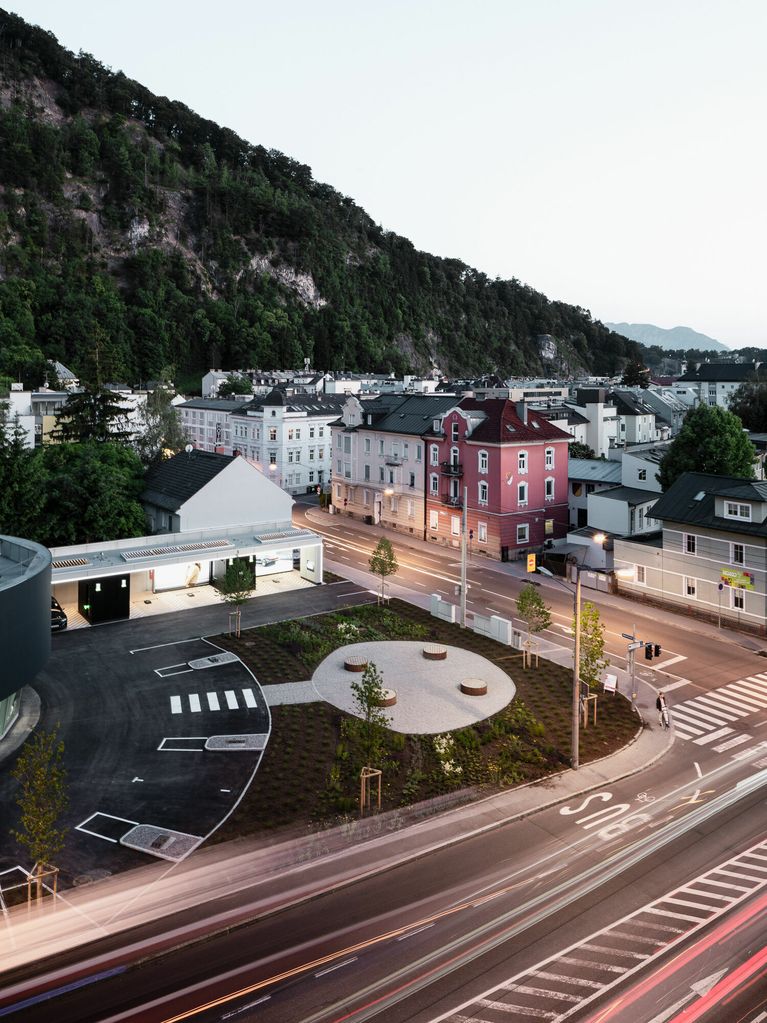Audi charging hub Salzburg - Following locations in Nuremberg, Berlin, and Zurich, the brand with the four rings opened a premium quick-charging station in Salzburg, its fourth worldwide. Four reservable quick-charging points with up to 320 kW of output...