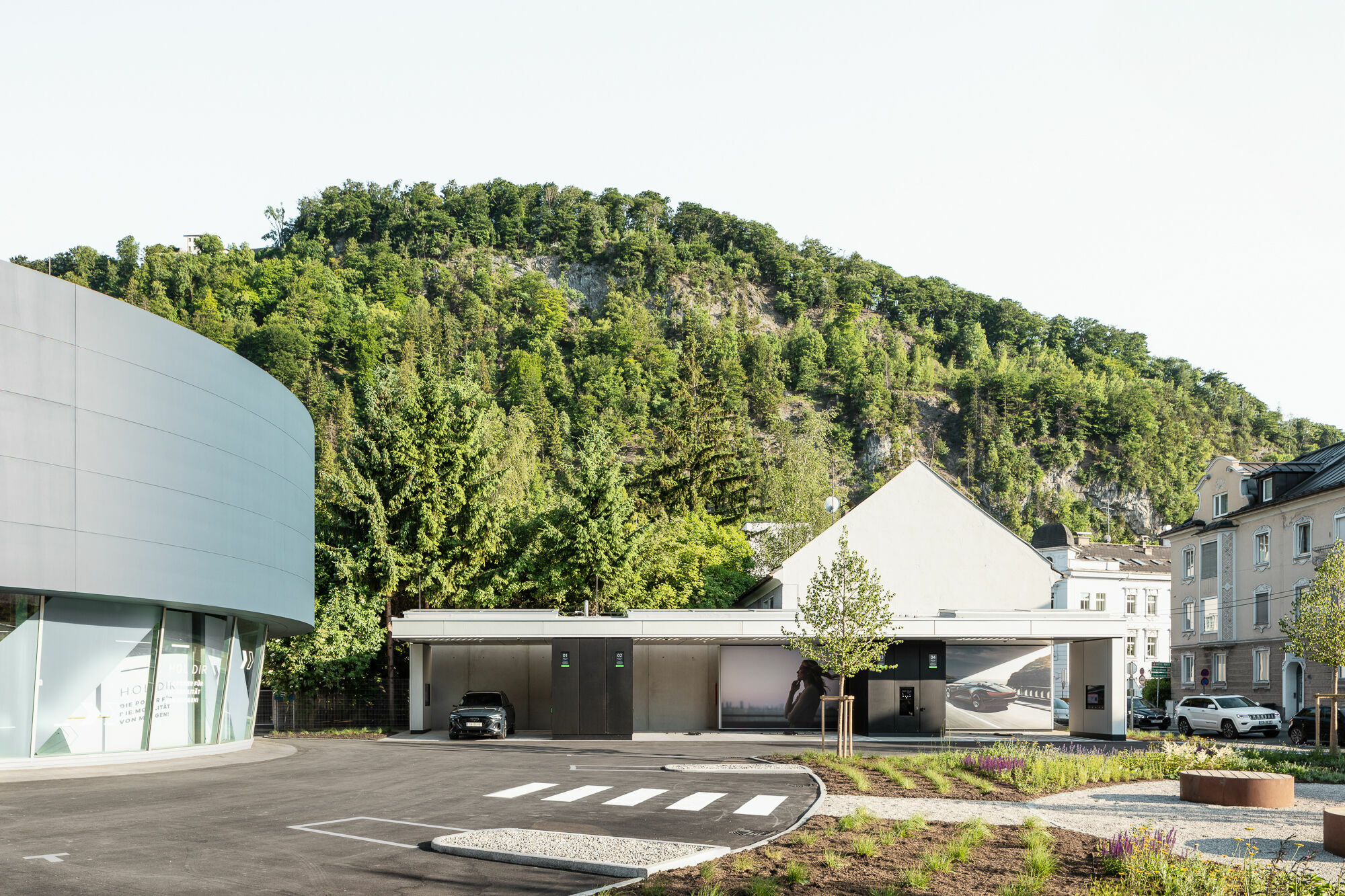 Audi charging hub Salzburg - Nach den Standorten Nürnberg, Berlin und Zürich hat die Marke mit den Vier Ringen in Salzburg die vierte Premium-Schnellladestation weltweit eröffnet. Vier vorab reservierbare Schnellladepunkte mit bis zu 320 kW Ladeleistung...