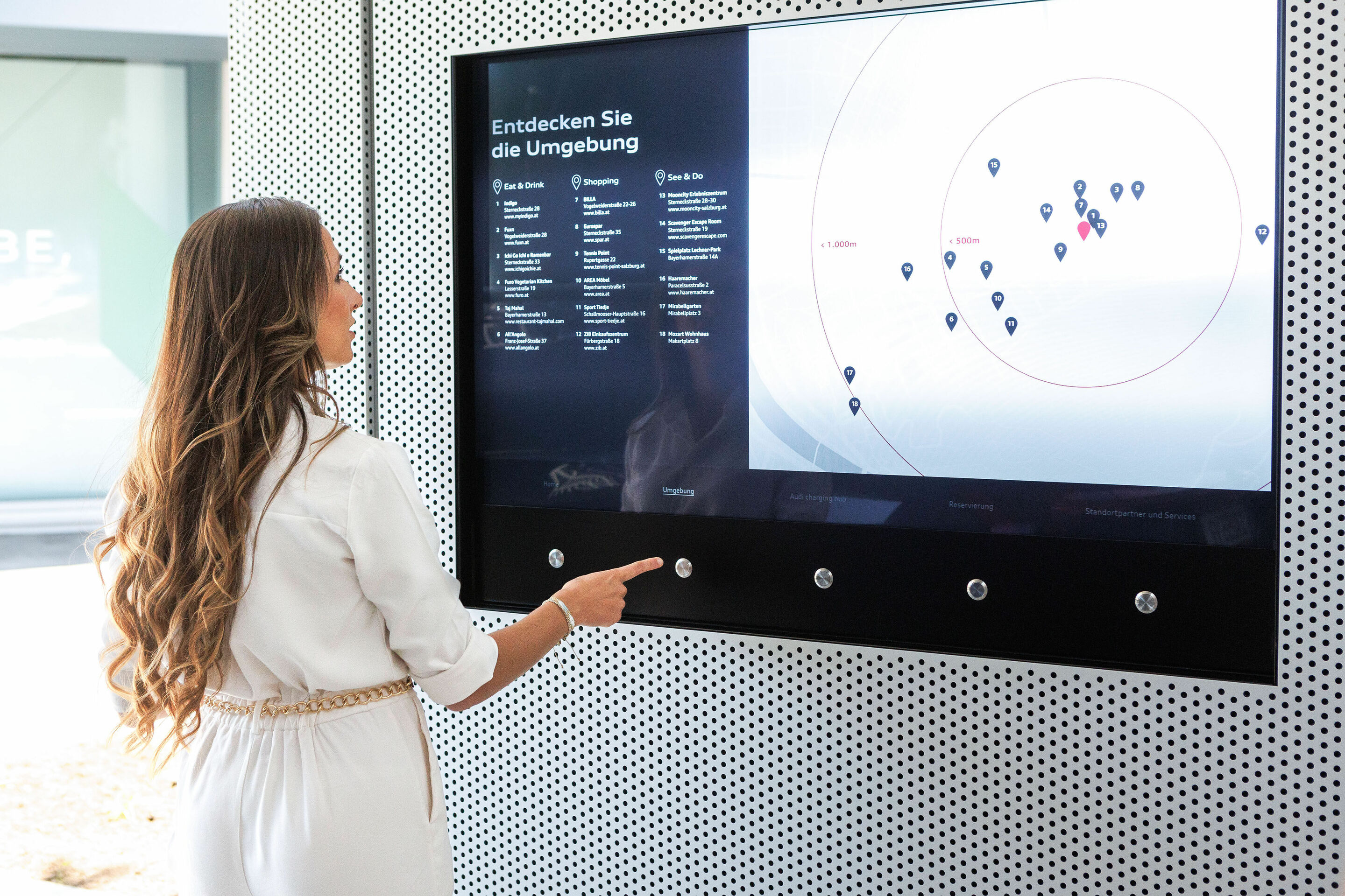 Audi charging hub Salzburg - Following locations in Nuremberg, Berlin, and Zurich, the brand with the four rings opened a premium quick-charging station in Salzburg, its fourth worldwide. Four reservable quick-charging points with up to 320 kW of output...