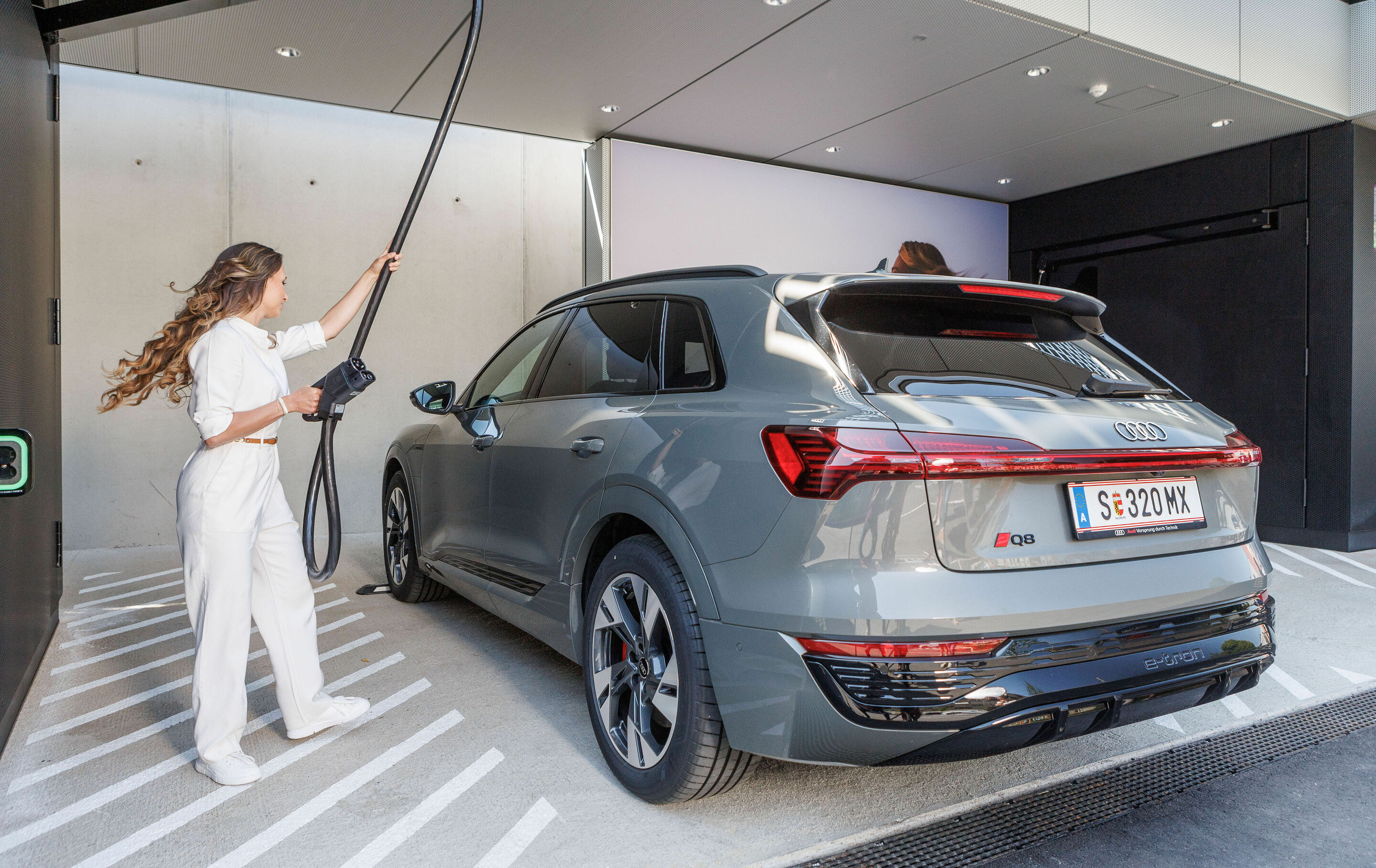 Audi charging hub Salzburg - Following locations in Nuremberg, Berlin, and Zurich, the brand with the four rings opened a premium quick-charging station in Salzburg, its fourth worldwide. Four reservable quick-charging points with up to 320 kW of output...