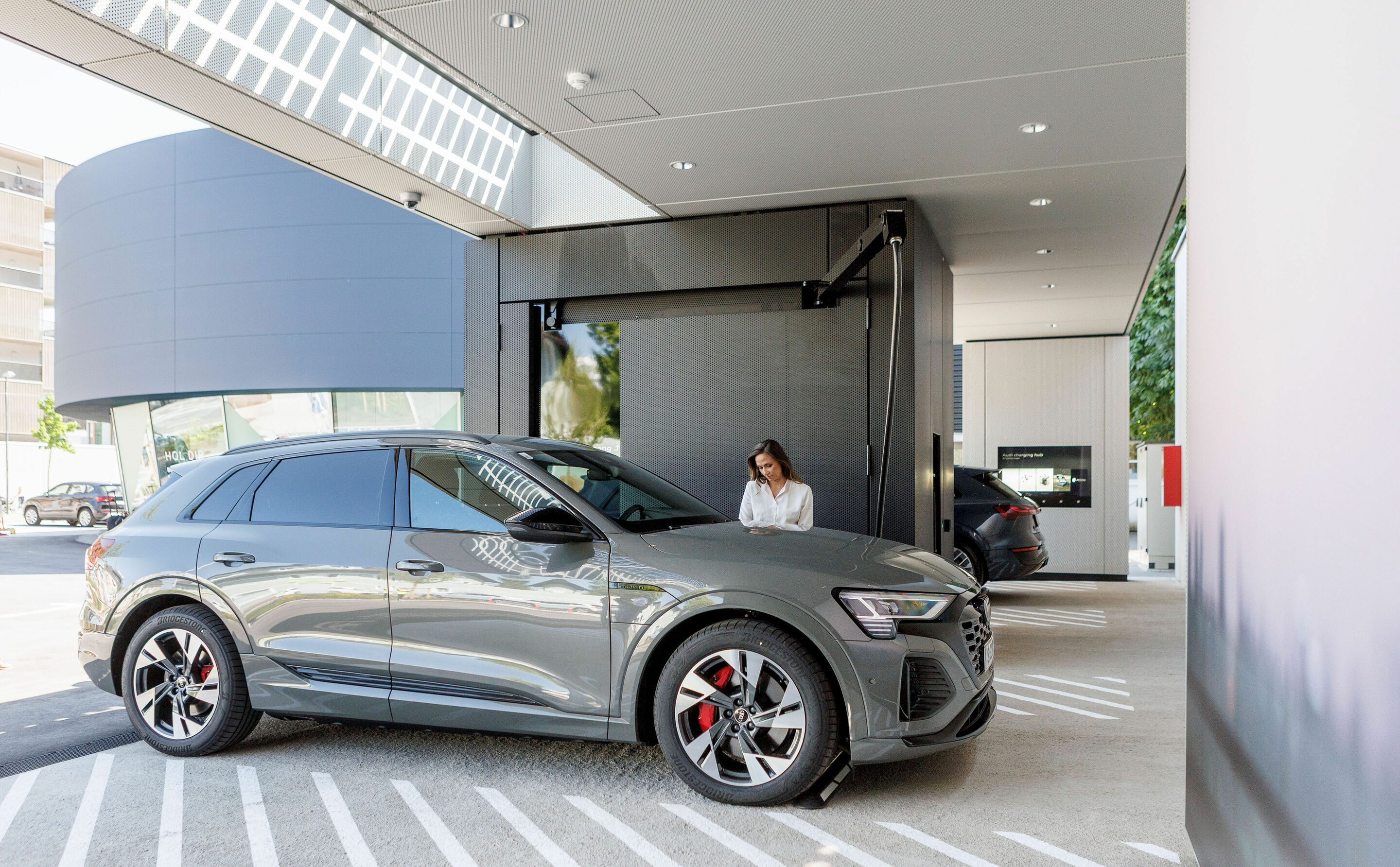 Audi charging hub Salzburg - Following locations in Nuremberg, Berlin, and Zurich, the brand with the four rings opened a premium quick-charging station in Salzburg, its fourth worldwide. Four reservable quick-charging points with up to 320 kW of output...
