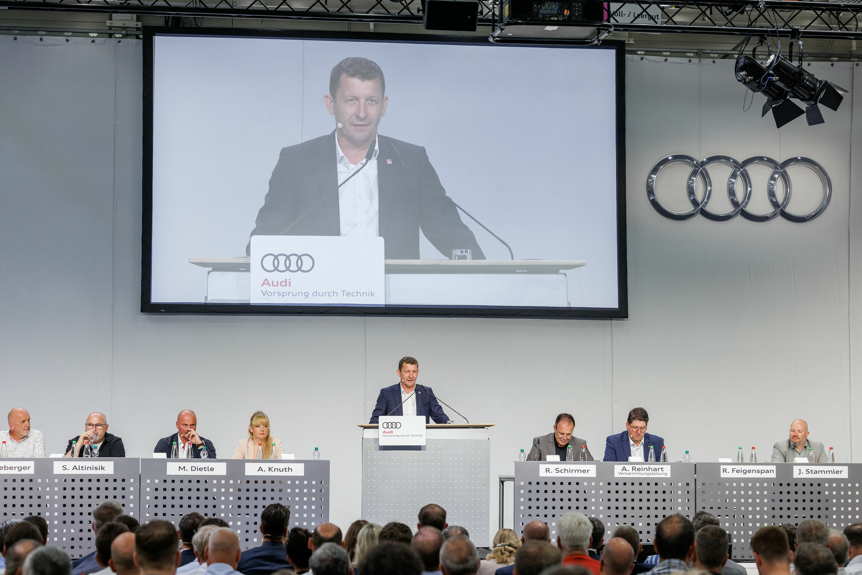 Betriebsversammlung Neckarsulm - Gesamtbetriebsrat Rainer Feigenspan forderte auf der Betriebsversammlung in Neckarsulm: „Wir müssen die Werkbelegung endlich rund machen!“