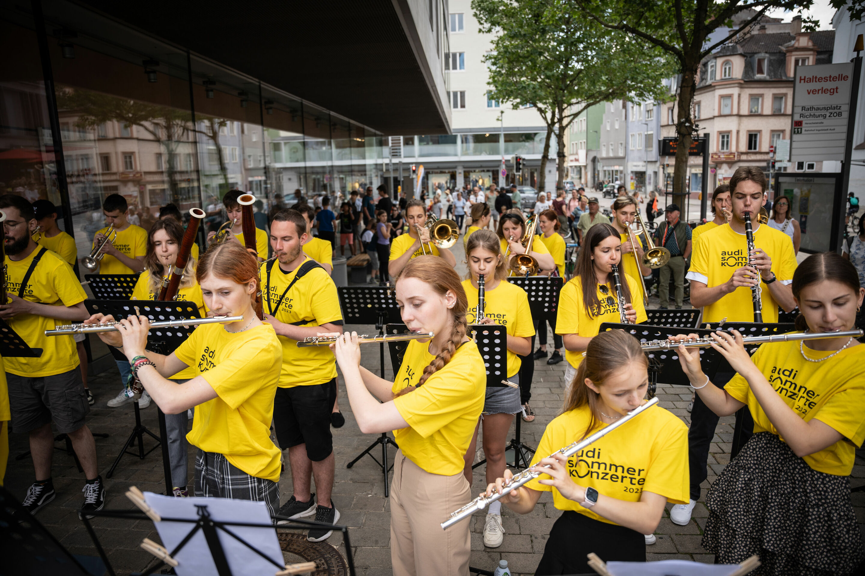 Four weeks of high culture - Flashmob: Young musicians from the region and the Youth Symphony Orchestra of Ukraine give a spontaneous concert on Ingolstadt's Rathausplatz (City Hall Square)