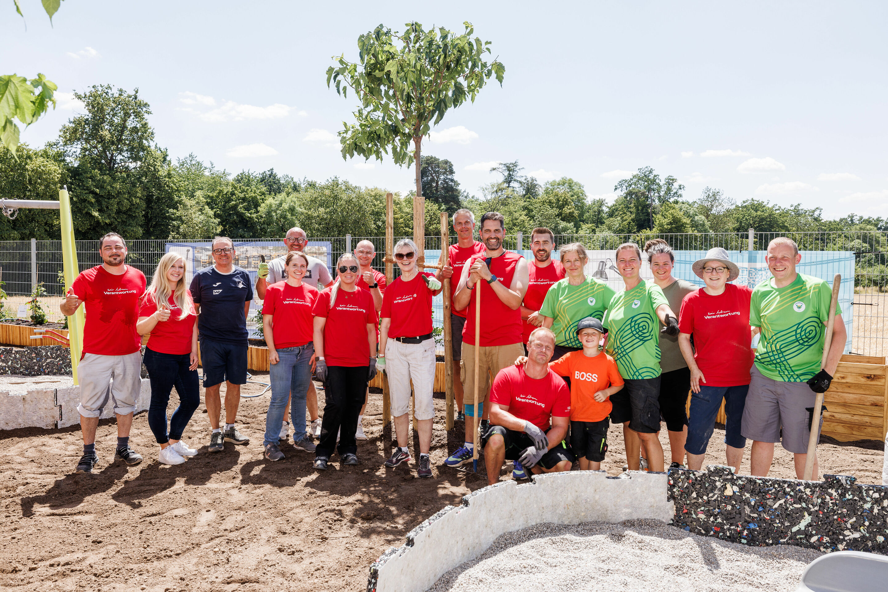 Audi Social Day - Dedicated employees from Audi, TSG Hoffenheim and FRÖBEL Kinder in Bewegung gGmbH are transforming the kindergarten in Bad Friedrichshall into a natural oasis.