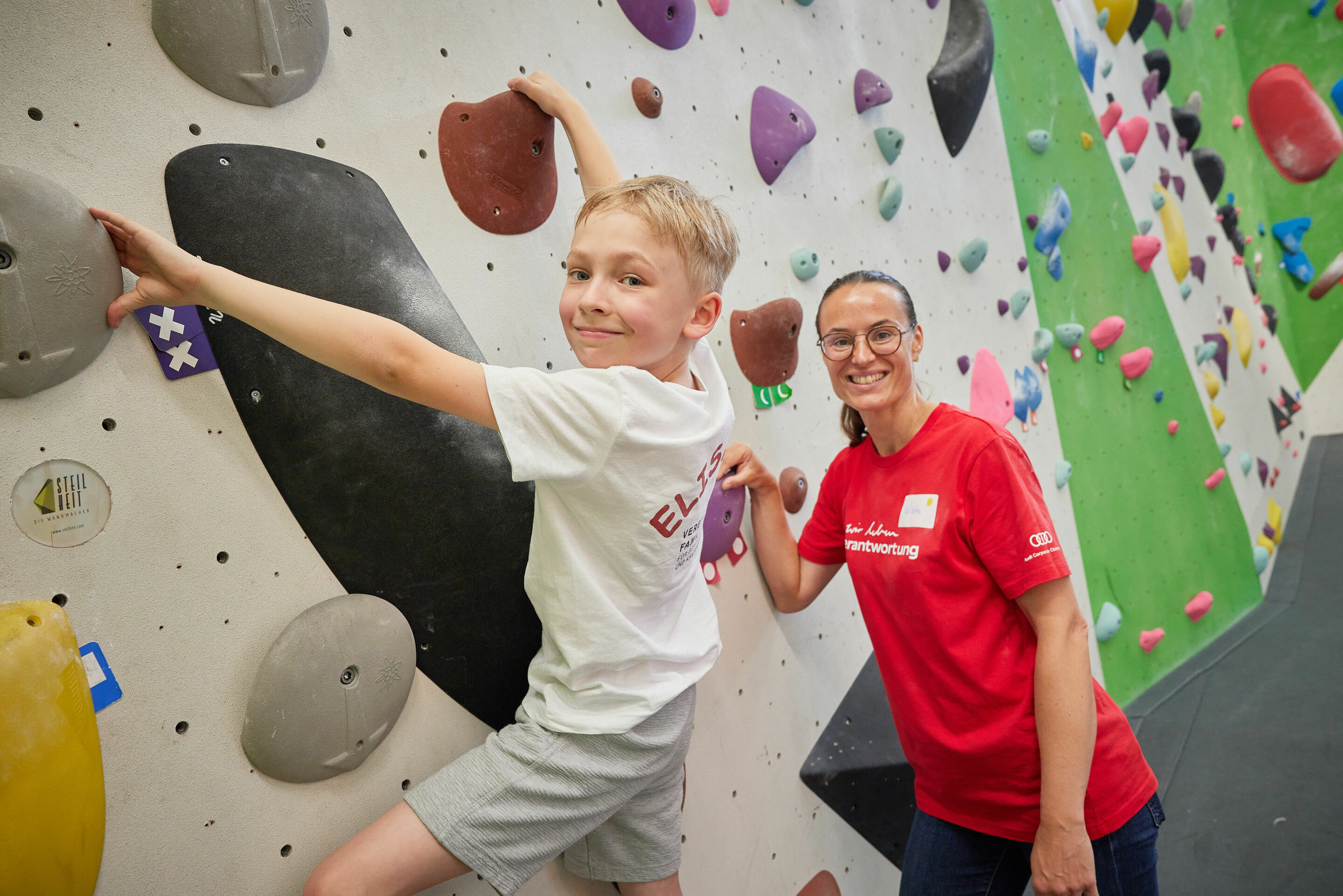 Audi Social Day - Am 24. Juni 2023 sind Audianer_innen für verschiedene soziale Organisationen im Einsatz. Im Bild: Projekt „Klettern mit Geschwistern von schwerkranken Kindern“ für den Verein ELISA, DAV-Kletterhalle, Ingolstadt.