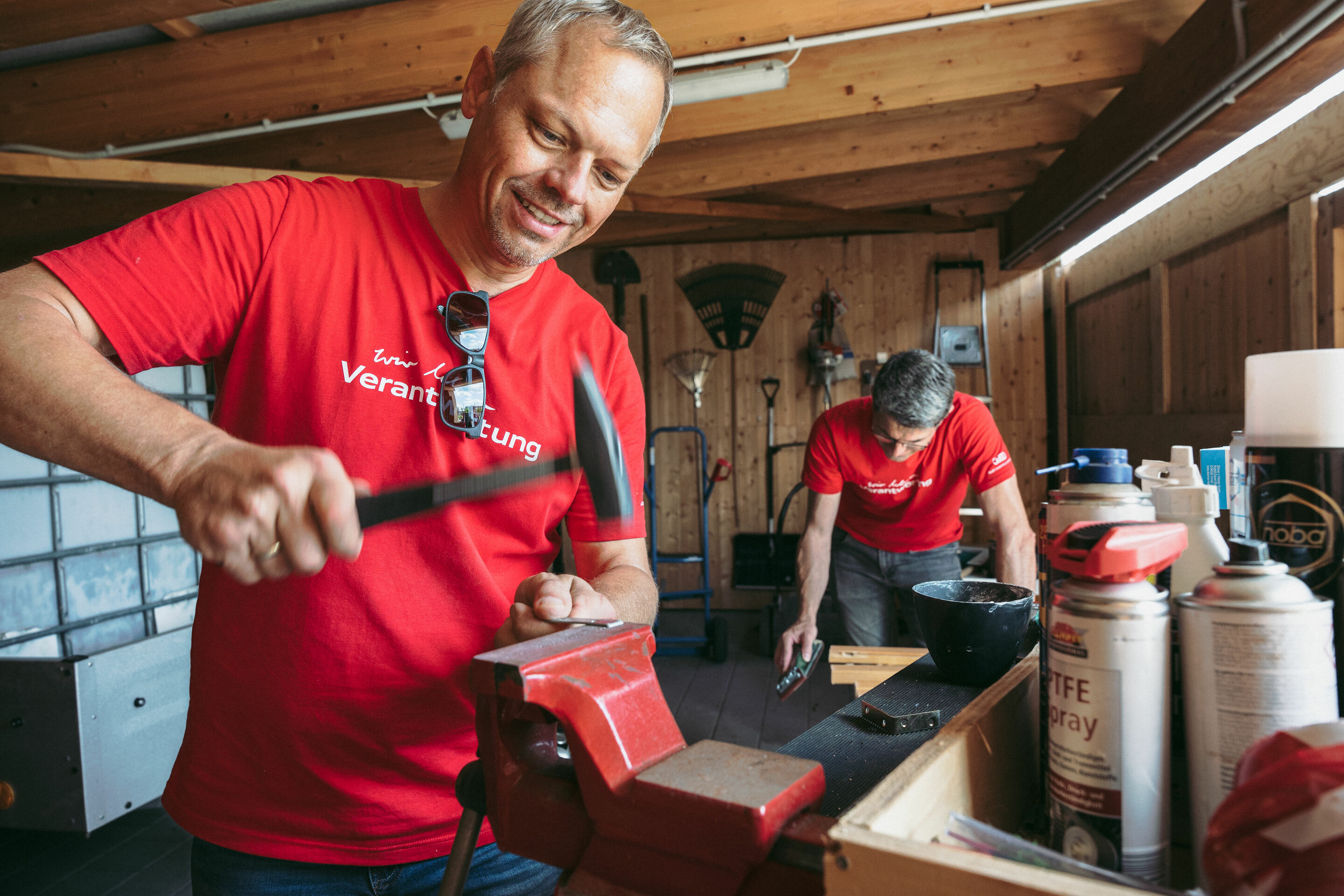 Audi Social Day - Am 24. Juni 2023 sind Audianer_innen für verschiedene soziale Organisationen im Einsatz. Im Bild: Projekt „Palettenmöbel & Alpaka Wiese“ im Hollerhaus Münchsmünster. Mit am Start: Der Ingolstädter Werkleiter Siegfried Schmidtner.