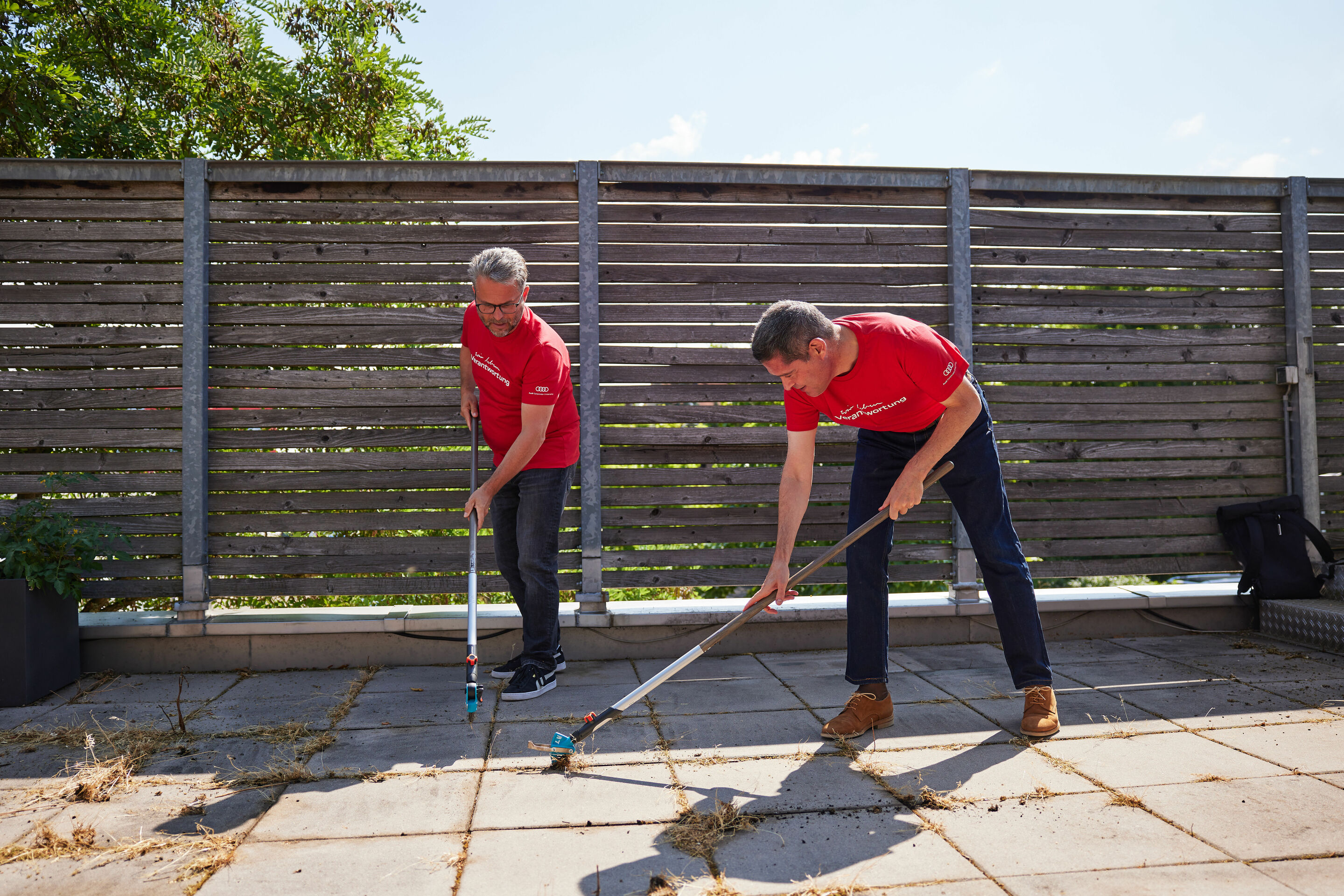 Audi Social Day - Am 24. Juni 2023 sind Audianer_innen für verschiedene soziale Organisationen im Einsatz. Im Bild: Projekt „Dachterrasse verschönern für die Lebenshilfe Ingolstadt“. Mit am Start: Audi-Personalvorstand Xavier Ros (rechts) und Betriebsratsvorsitzender...
