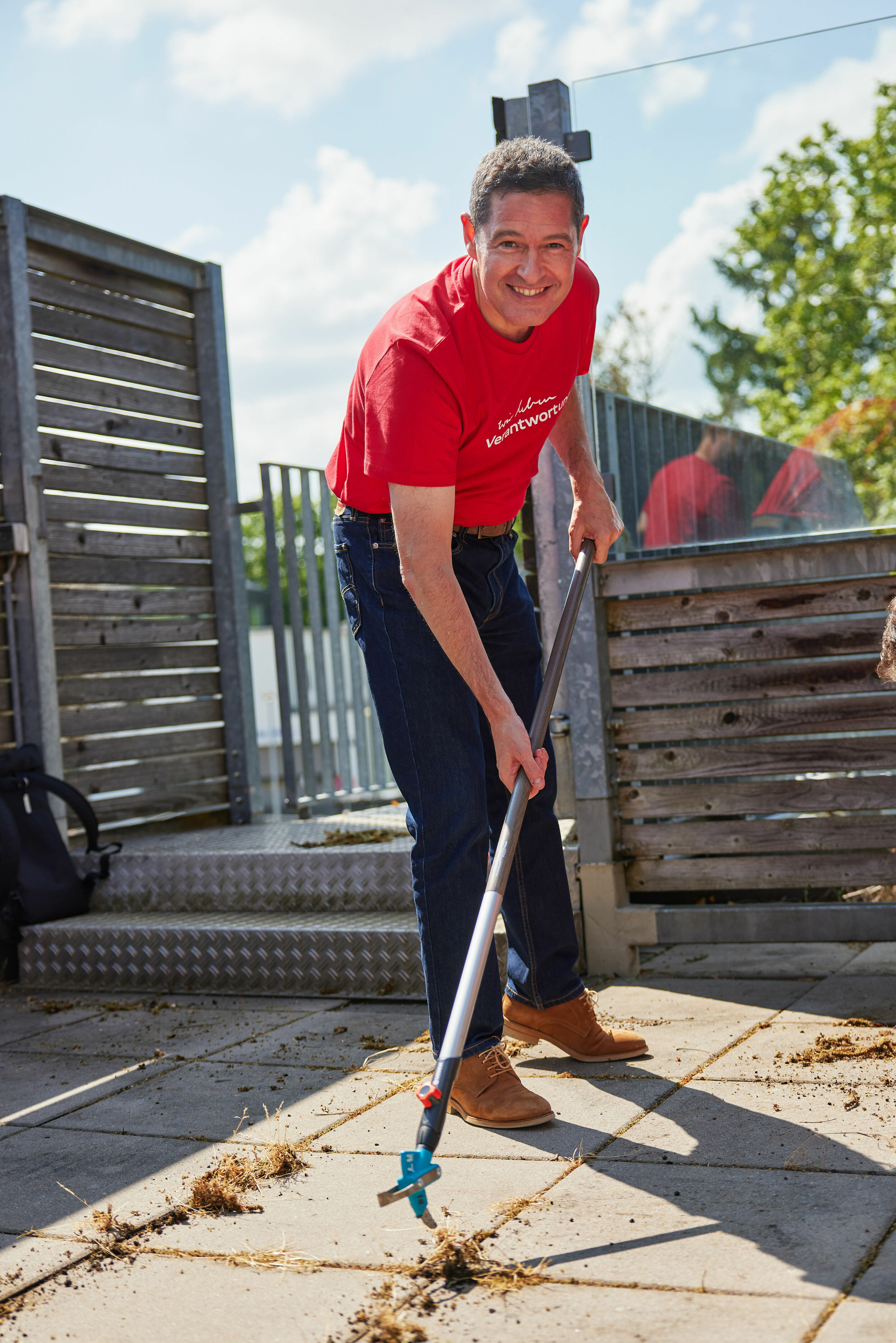 Audi Social Day - Am 24. Juni 2023 sind Audianer_innen für verschiedene soziale Organisationen im Einsatz. Im Bild: Projekt „Dachterrasse verschönern für die Lebenshilfe Ingolstadt“. Mit am Start: Audi-Personalvorstand Xavier Ros.