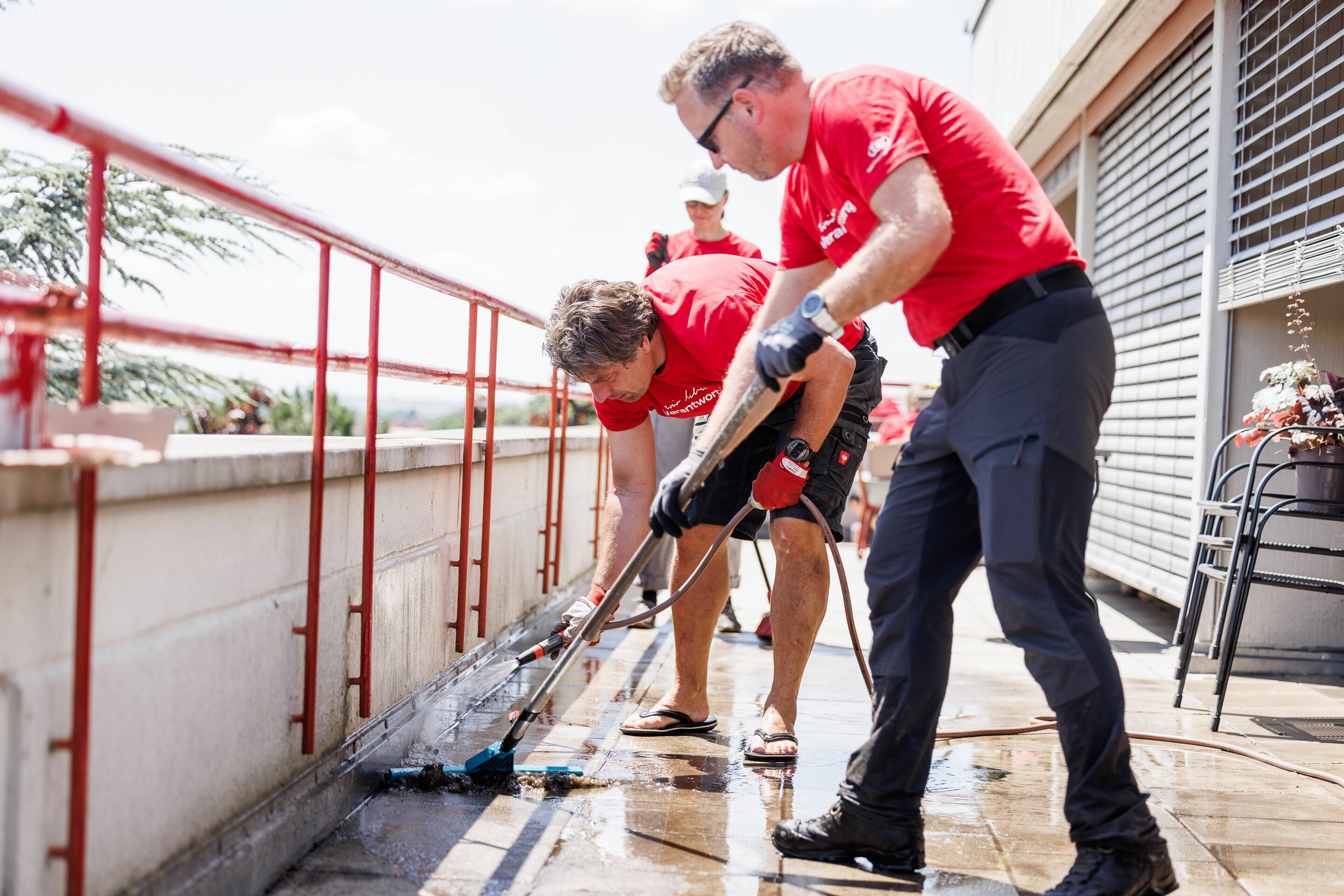 Audi Social Day - Mit Hochdruck dabei: Audi Mitarbeitende reinigen die Dachterrasse der Senioren- und Pflegeinrichtung der Richard Drautz Stiftung in Heilbronn.