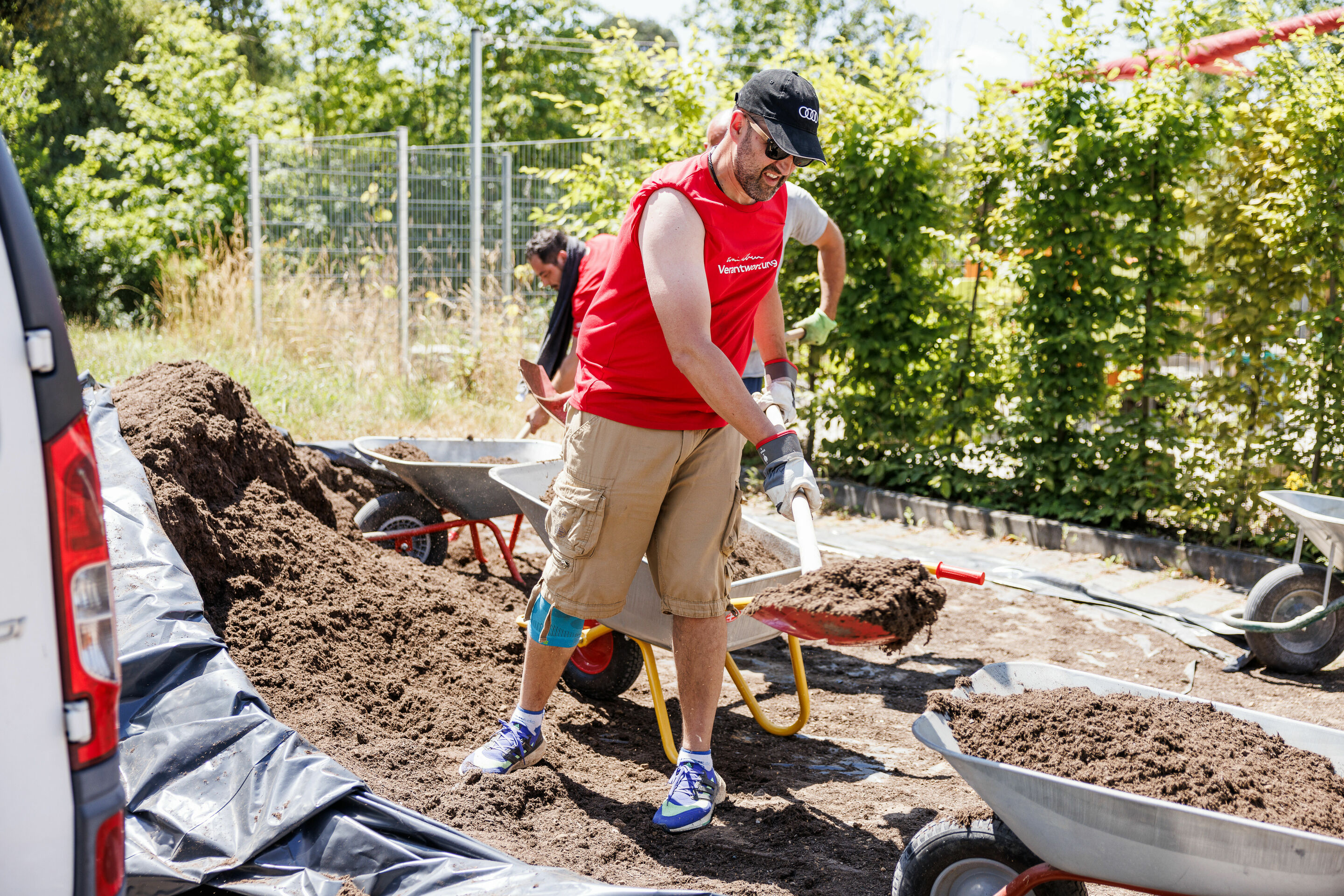 Audi Social Day - Ärmel hochkrempeln für den guten Zweck bei der Umgestaltung des Kindergarten-Außenbereichs der FRÖBEL Kinder in Bewegung gGmbH in Bad Friedrichshall.