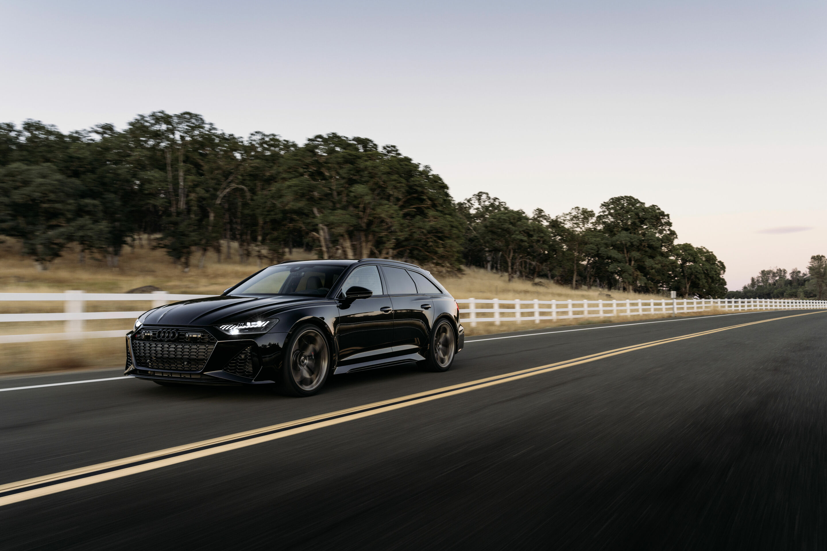 Audi RS 6 Avant performance - Fahraufnahme,
Farbe: Mythosschwarz Metallic