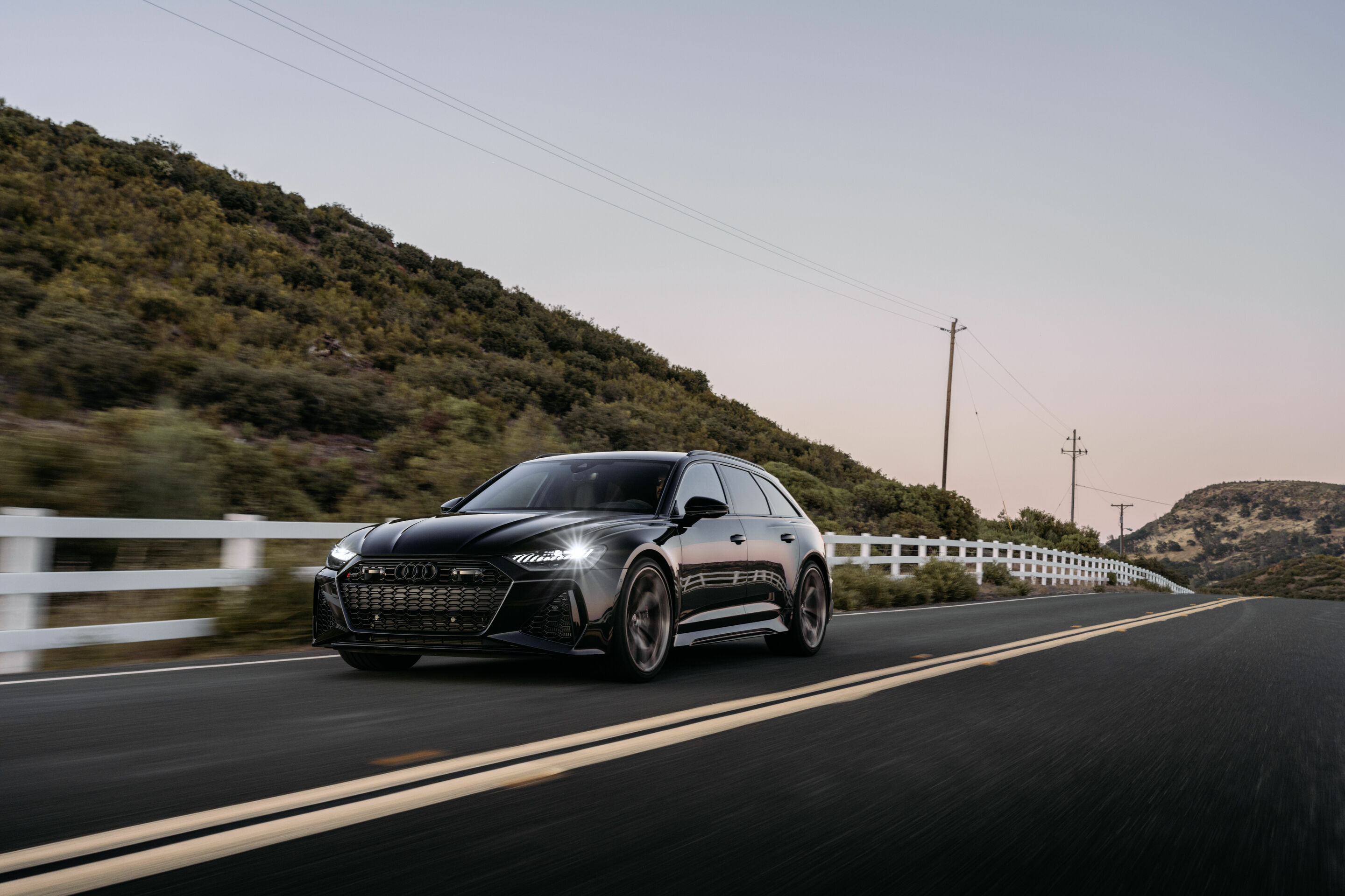 Audi RS 6 Avant performance - Fahraufnahme,
Farbe: Mythosschwarz Metallic