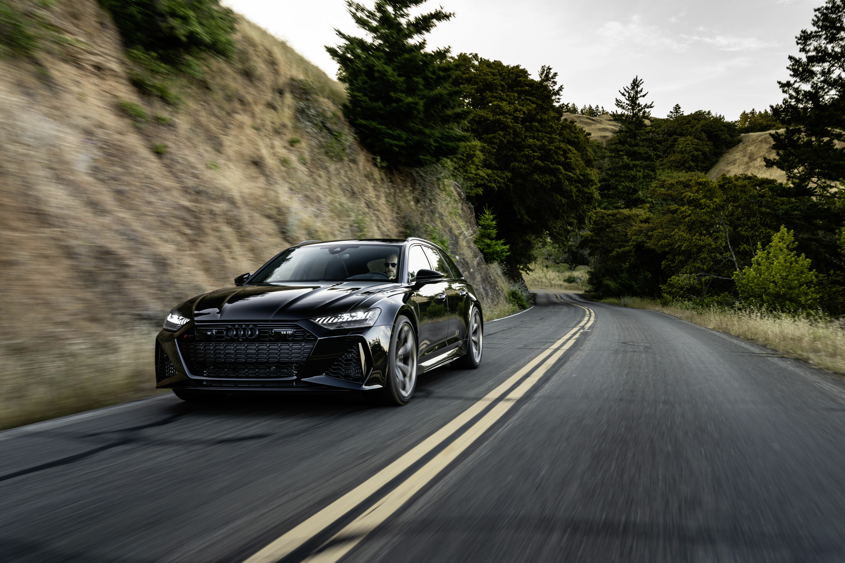 Audi RS 6 Avant performance - Fahraufnahme,
Farbe: Mythosschwarz Metallic
