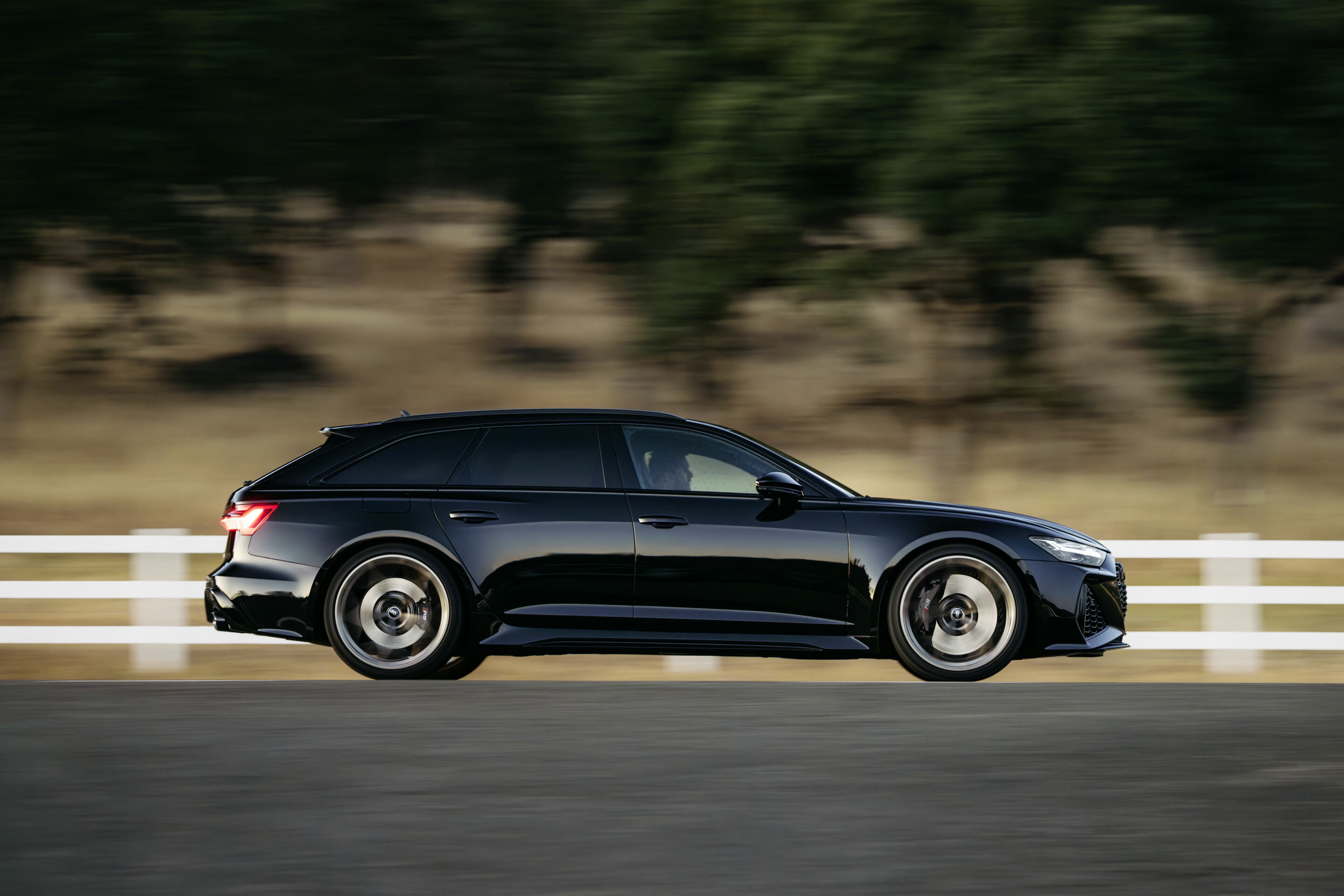 Audi RS 6 Avant performance - Dynamic photo, 
Colour: Mythos Black metallic