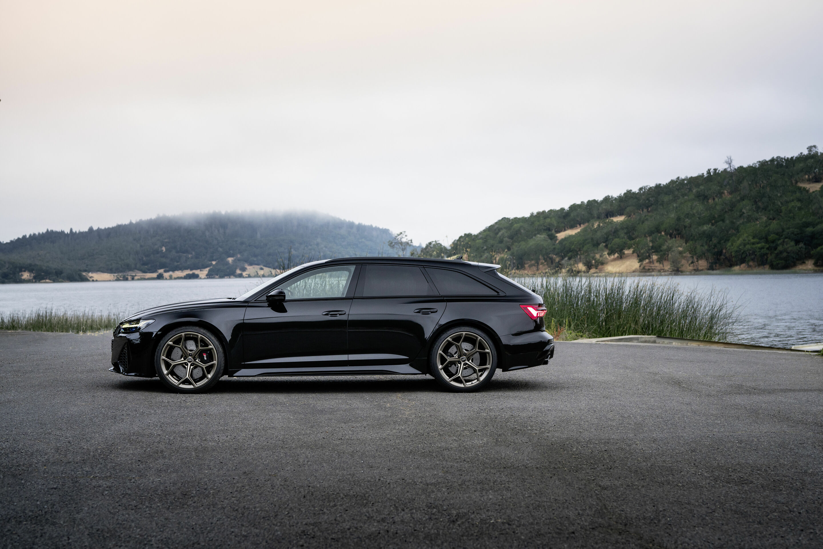 Audi RS 6 Avant performance - Standaufnahme,
Farbe: Mythosschwarz Metallic