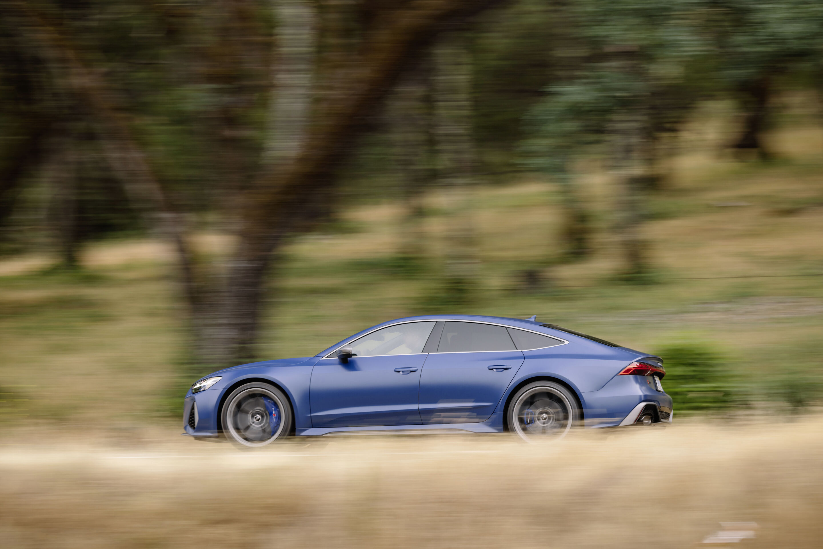 Audi RS 7 Sportback performance (bis 2025) - Fahraufnahme, 
Farbe: Ascariblau matt.