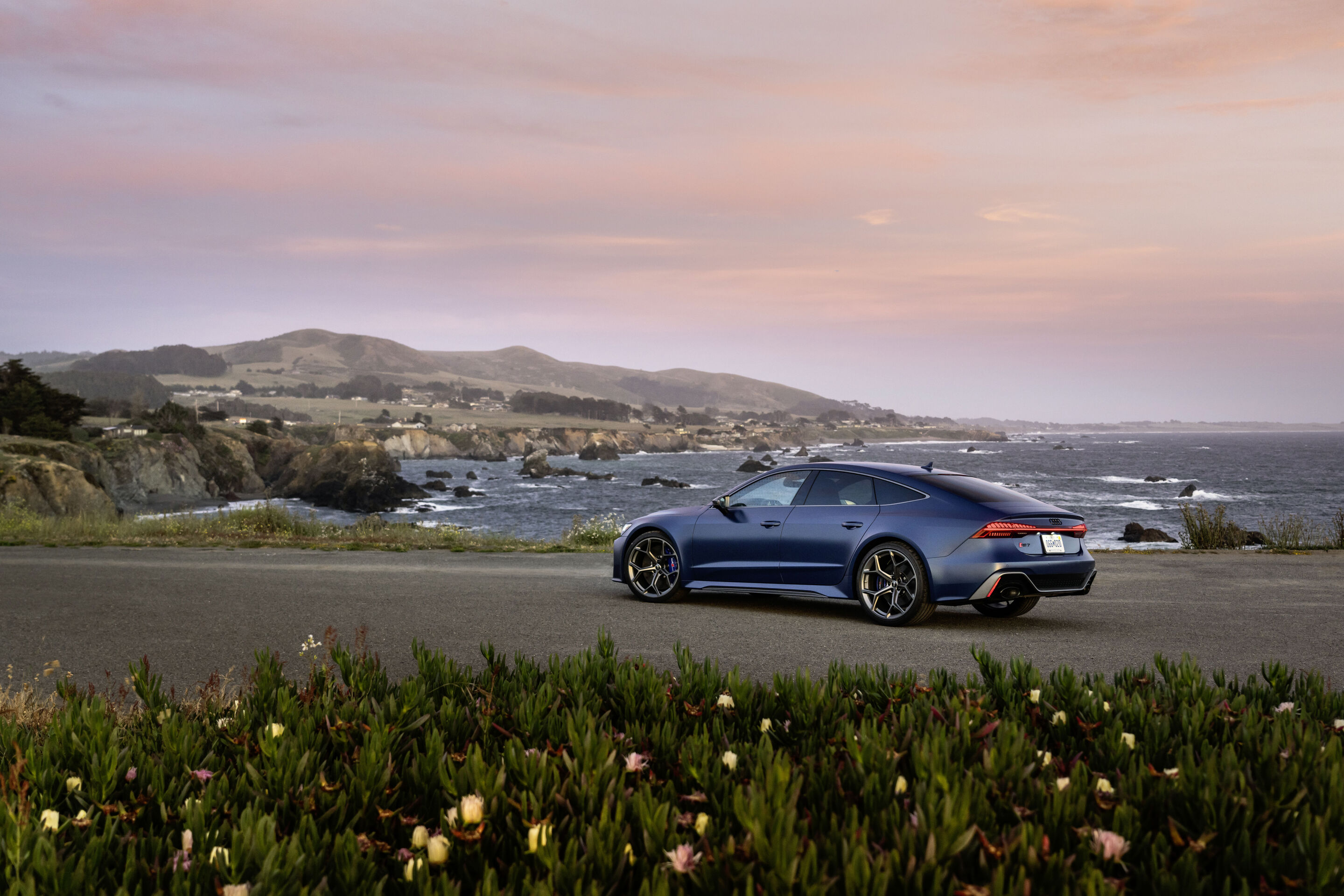 Audi RS 7 Sportback performance (bis 2025) - Standaufnahme, 
Farbe: Ascariblau matt.