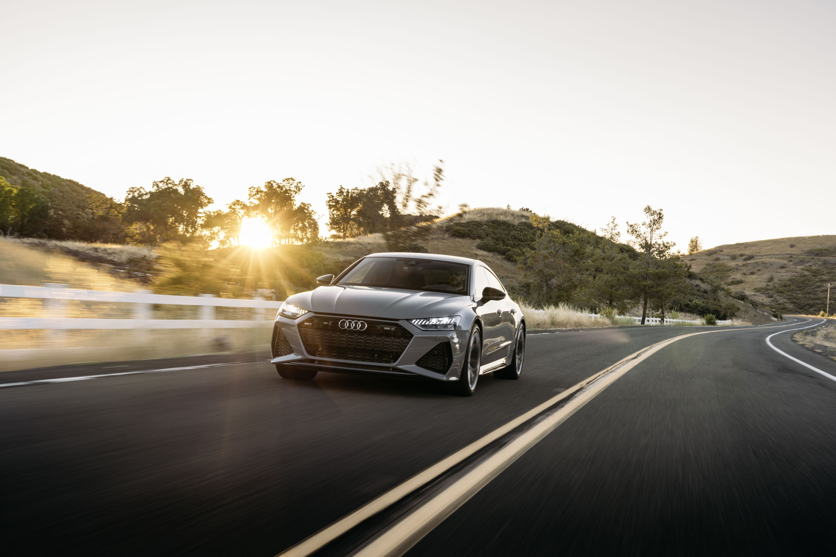 Audi RS 7 Sportback performance (bis 2025) - Fahraufnahme,
Farbe: Nardograu
