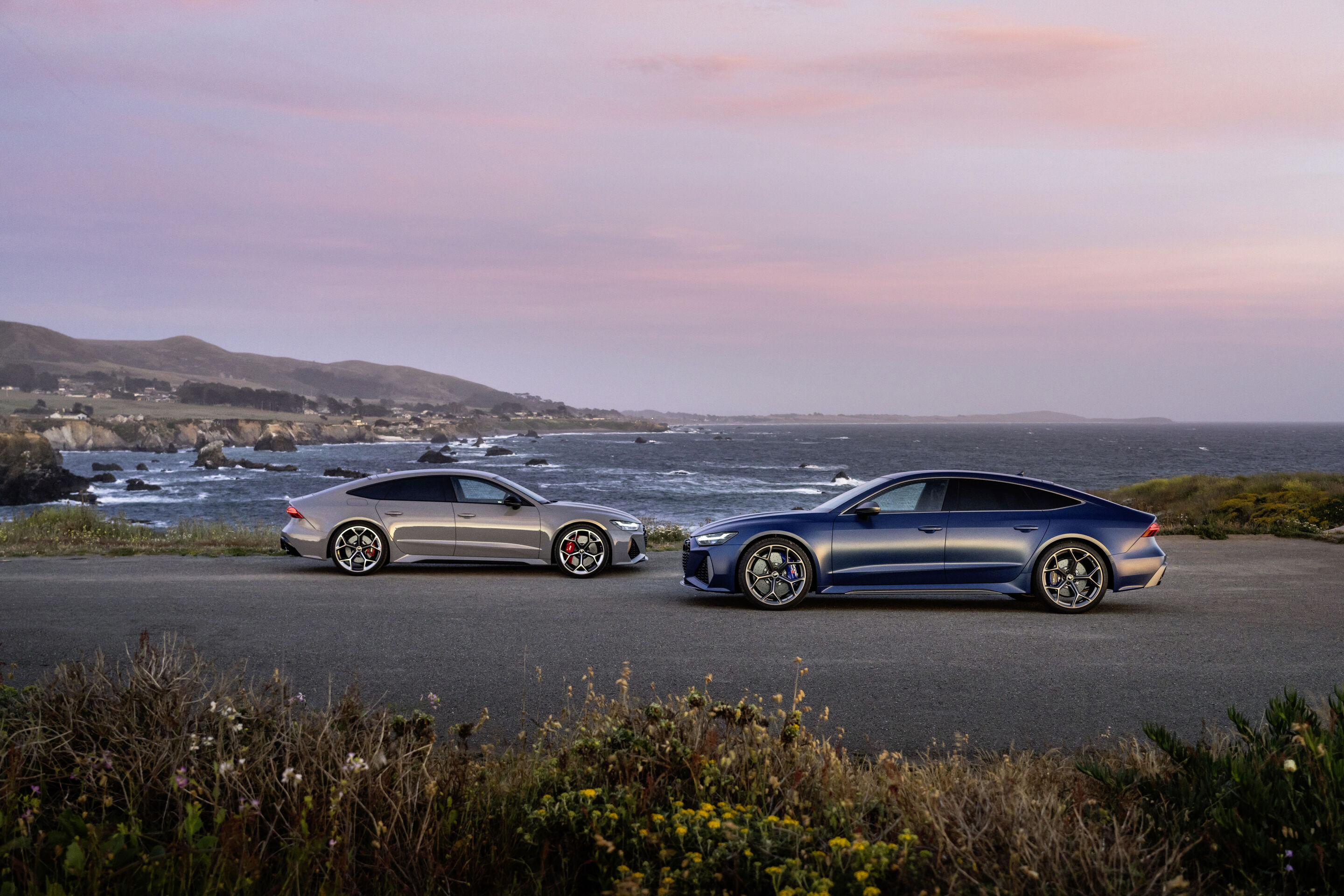 Audi RS 7 Sportback performance (bis 2025) - Standaufnahme,
Farbe: Nardograu, Ascariblau matt.