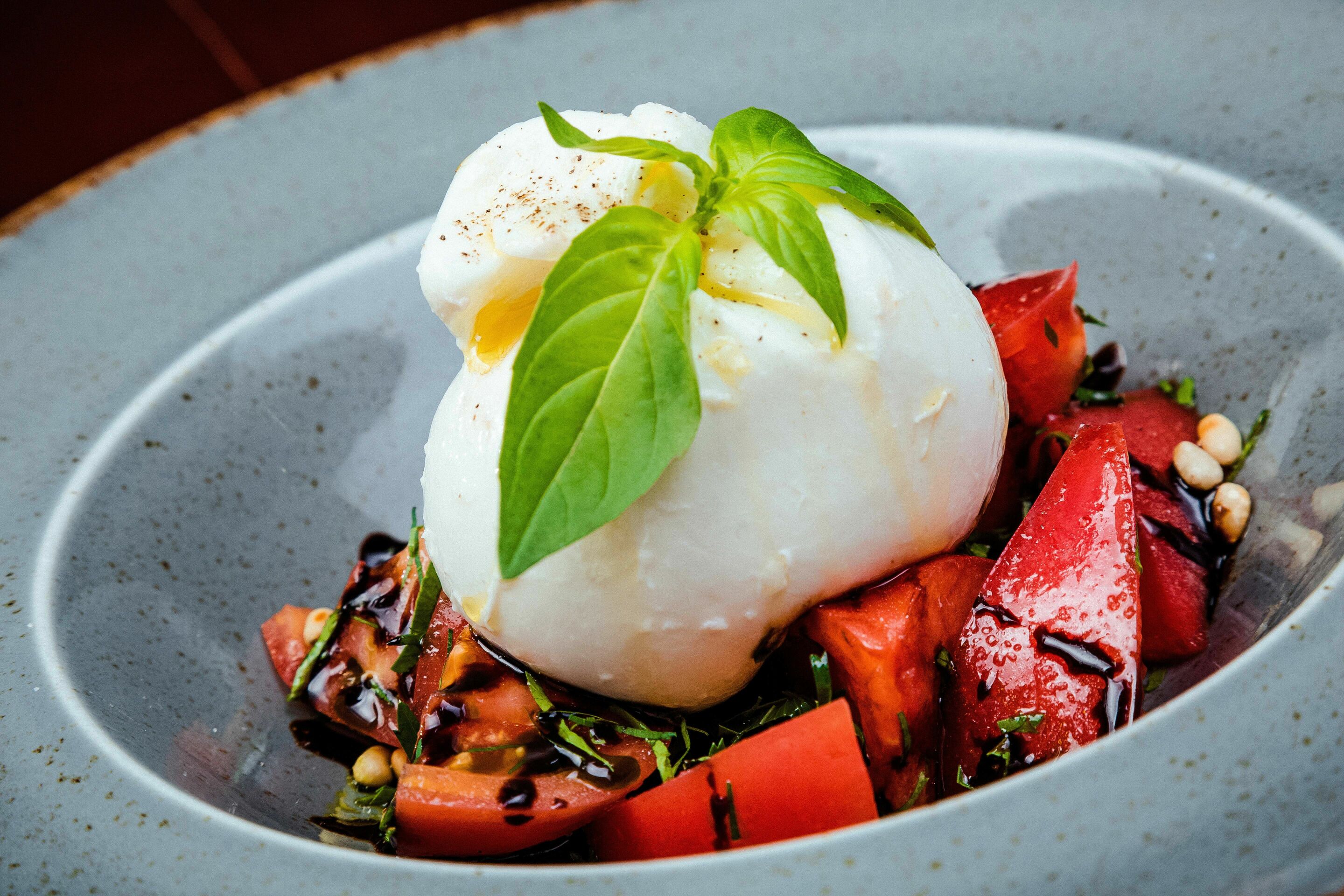 Dinner for two - Das AVUS serviert im Juli Burrata mit Tomate, Pinienkernen und Balsamico.