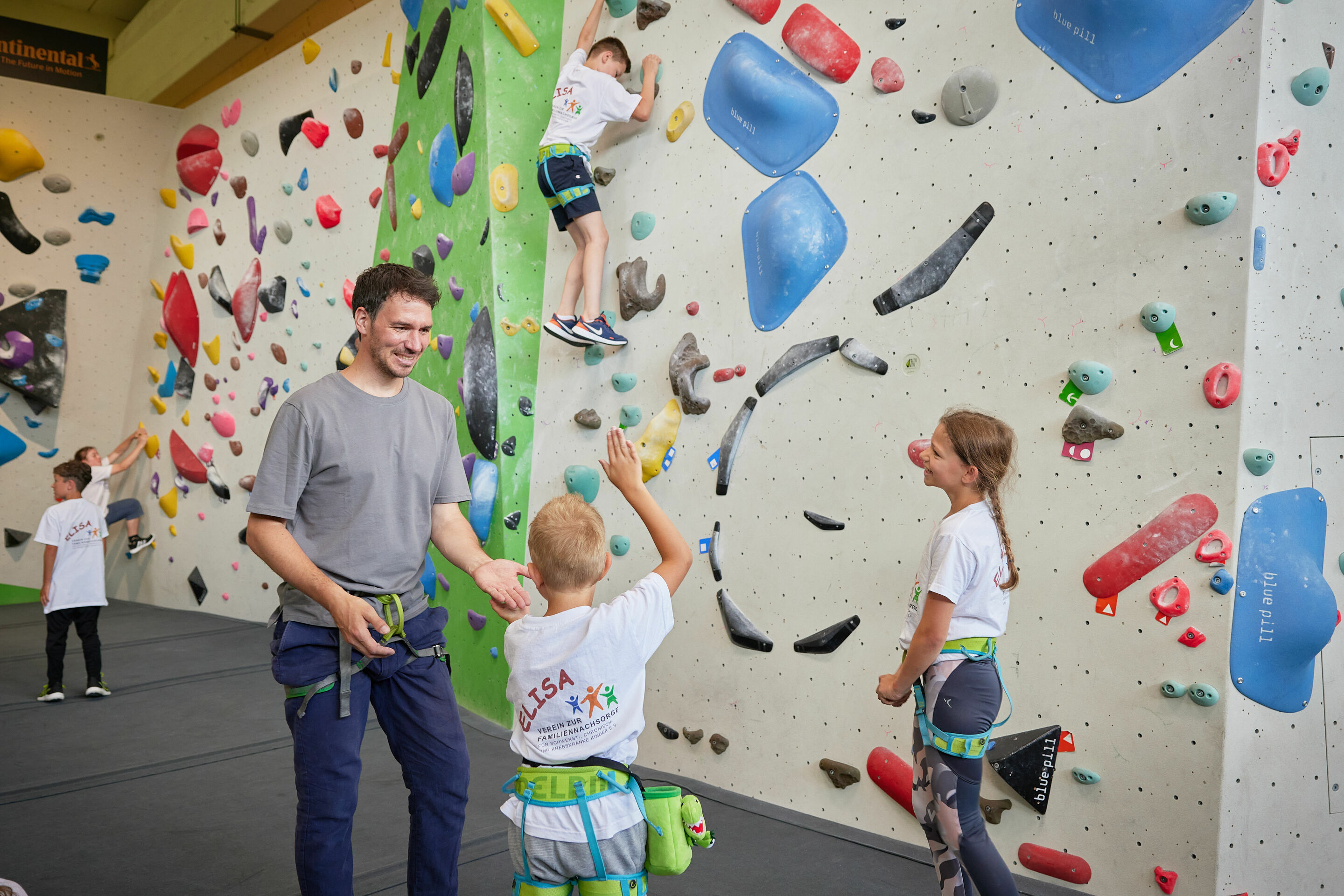 Audi Social Day - Am 24. Juni 2023 waren Audianer_innen für verschiedene soziale Organisationen im Einsatz. Projekt „Klettern mit Geschwistern von schwerkranken Kindern“ für den Verein ELISA, DAV-Kletterhalle, Ingolstadt. Auch Audi Markenbotschafter Felix...