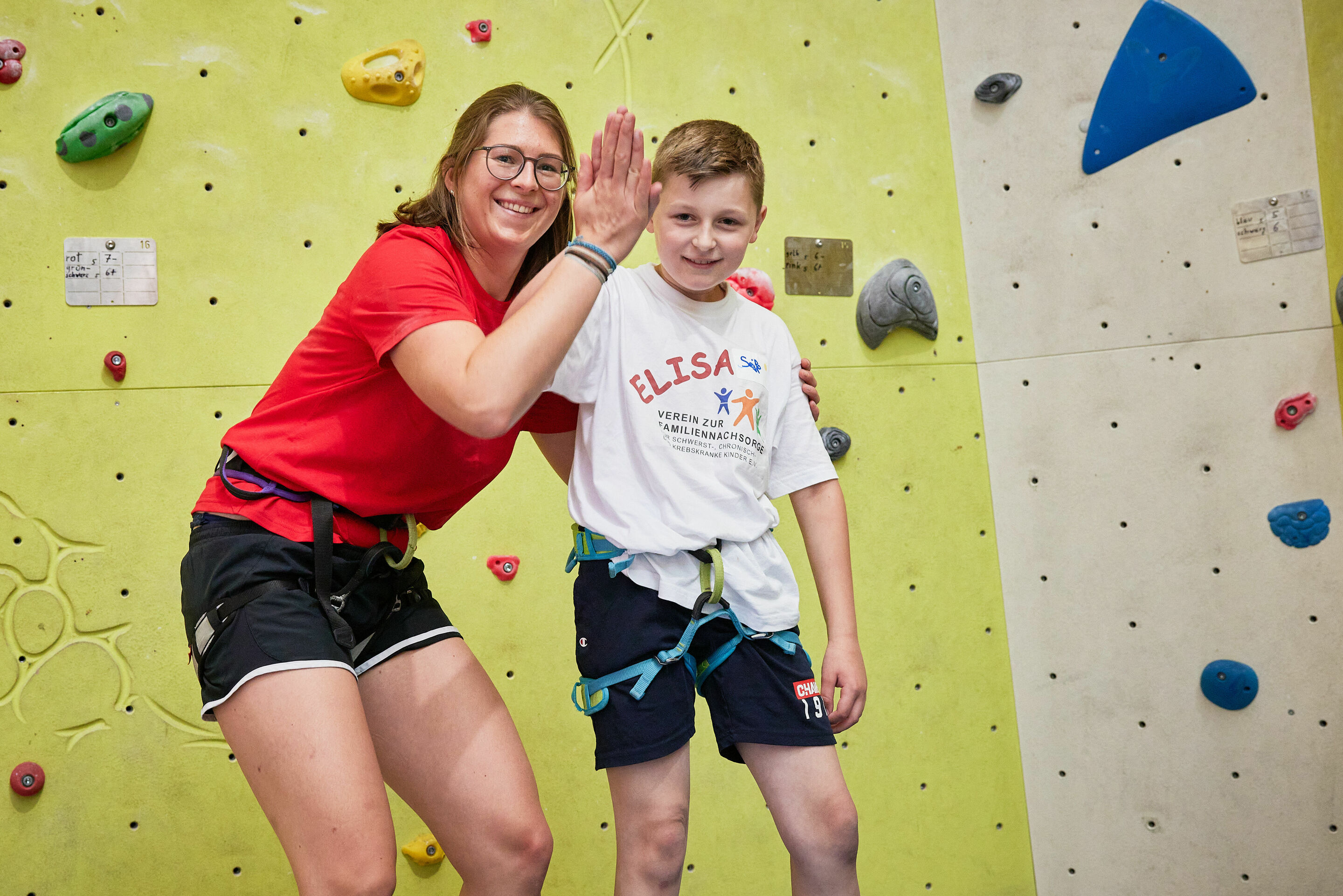 Audi Social Day - On June 24, 2023, Audi employees volunteered for various social organizations. Pictured: "Climbing with siblings of severely ill children" project for the ELISA association, DAV climbing gym, Ingolstadt. Audi brand ambassador Felix Neureuther...