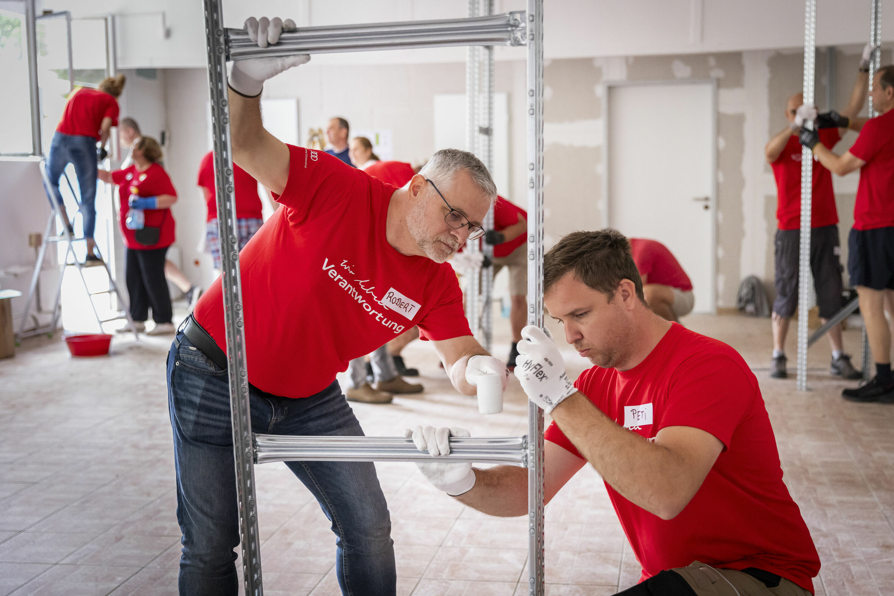 Audi Social Day - Beim Aufbau des Spendengüterverteilzentrums haben rund 50 Mitarbeitende im Rahmen des Audi Social Days Einsatz gezeigt.