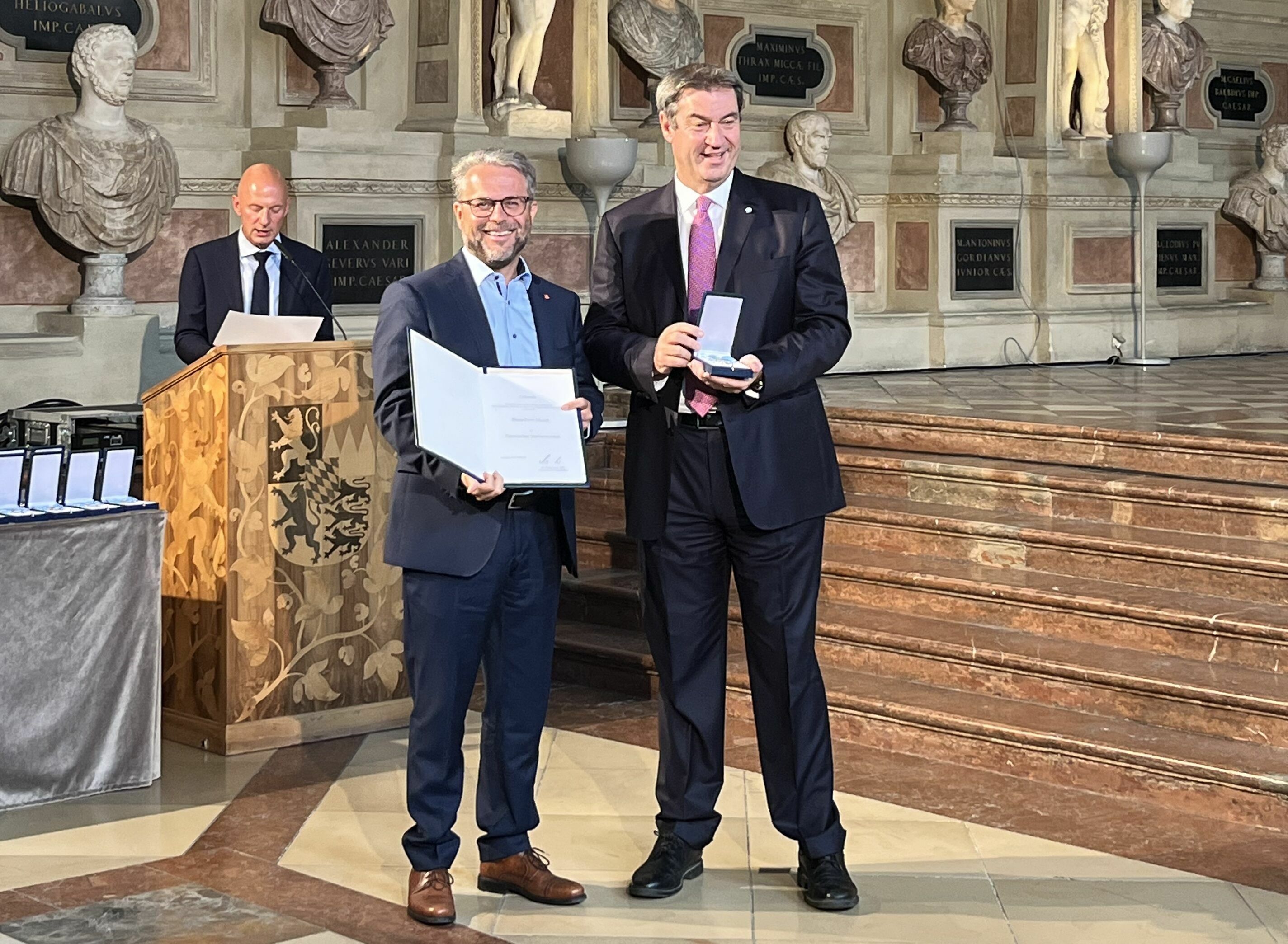 Bayerischer Verdienstorden für Audi Gesamtbetriebsratsvorsitzenden Peter Mosch - Der Ministerpräsident des Freistaats Bayern, Dr. Markus Söder (rechts), ehrt Peter Mosch.