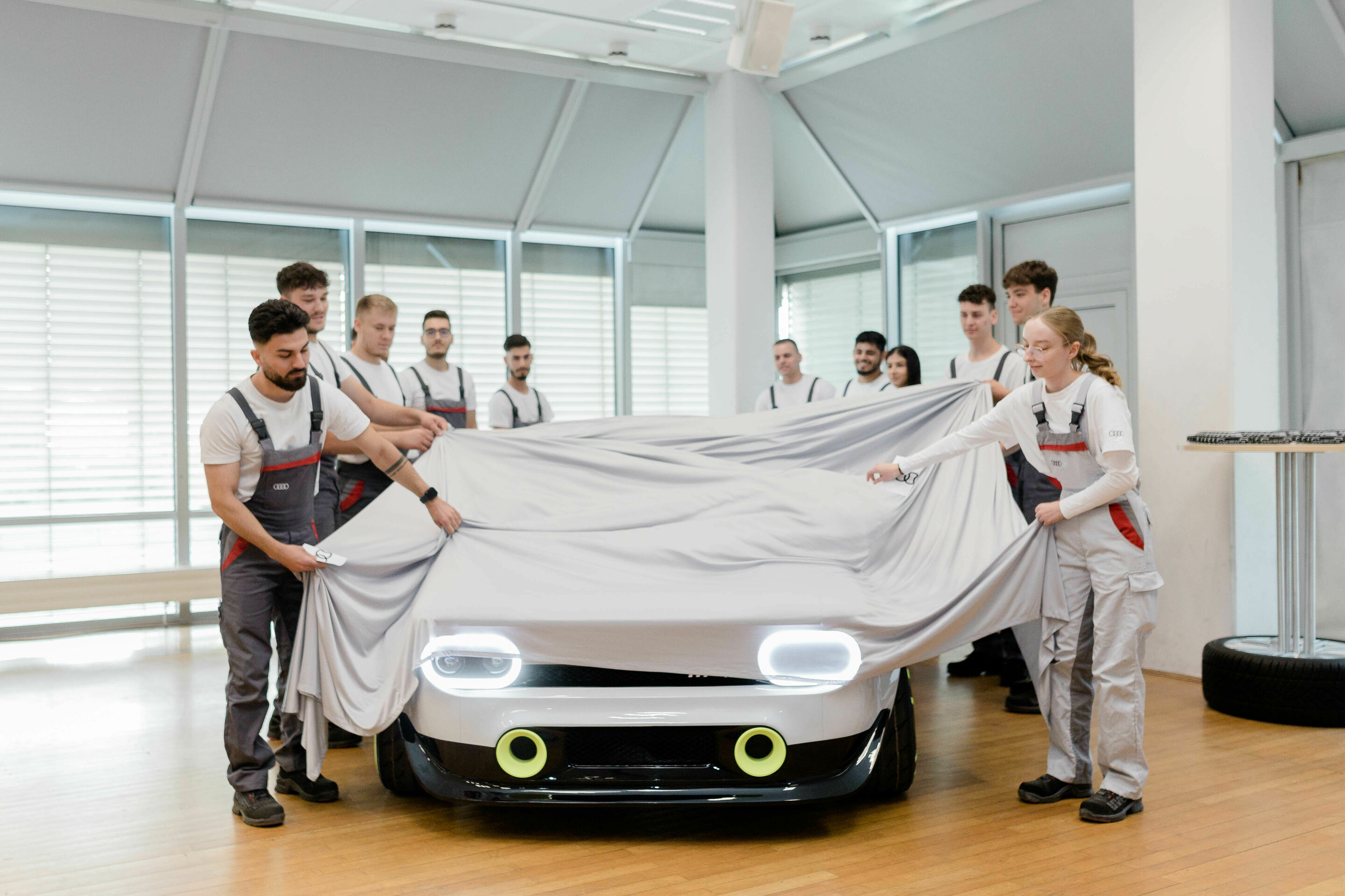 Familientag: Audi Neckarsulm feiert „150 Jahre Motor des Wandels“ - Zum 150-jährigen Jubiläum der Marke NSU enthüllen Auszubildende von Audi Neckarsulm einen NSU Prinz, den sie zu einem Elektroauto umgebaut haben.