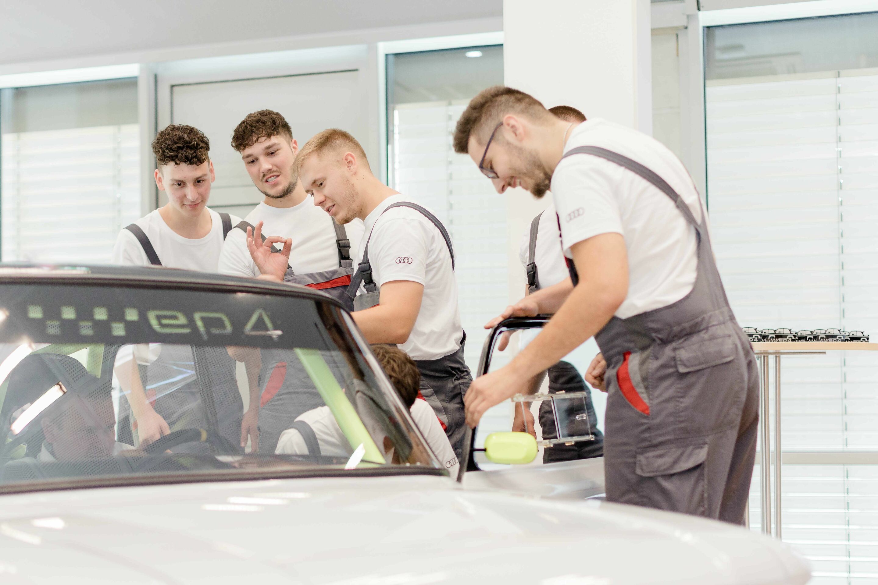 Azubi-Projekt bei Audi Neckarsulm - Zum 150-jährigen Jubiläum der Marke NSU enthüllen Auszubildende von Audi Neckarsulm einen NSU Prinz, den sie zu einem Elektroauto umgebaut haben.