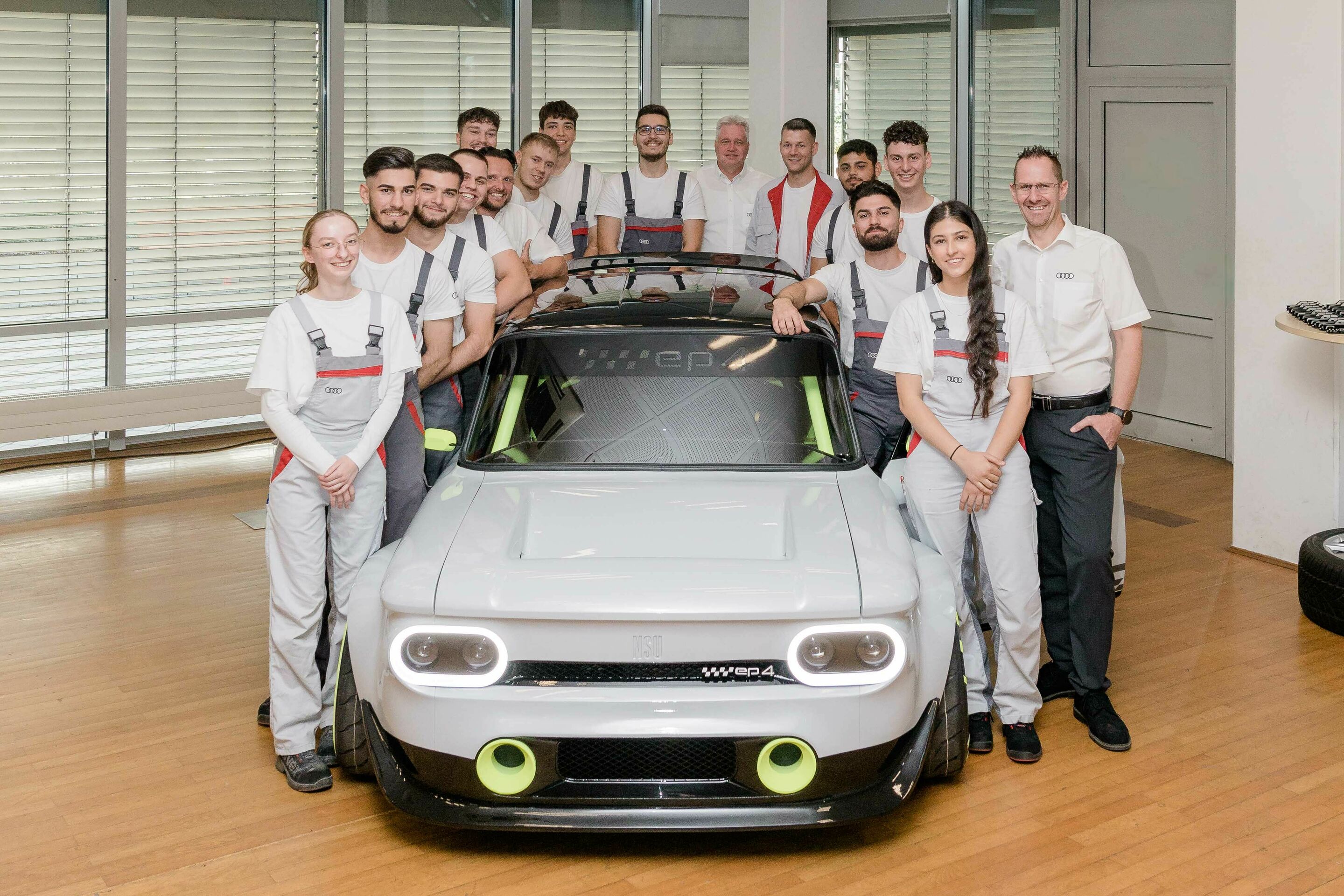 Azubi-Projekt bei Audi Neckarsulm - Zum 150-jährigen Jubiläum der Marke NSU enthüllen Auszubildende von Audi Neckarsulm einen NSU Prinz, den sie zu einem Elektroauto umgebaut haben.