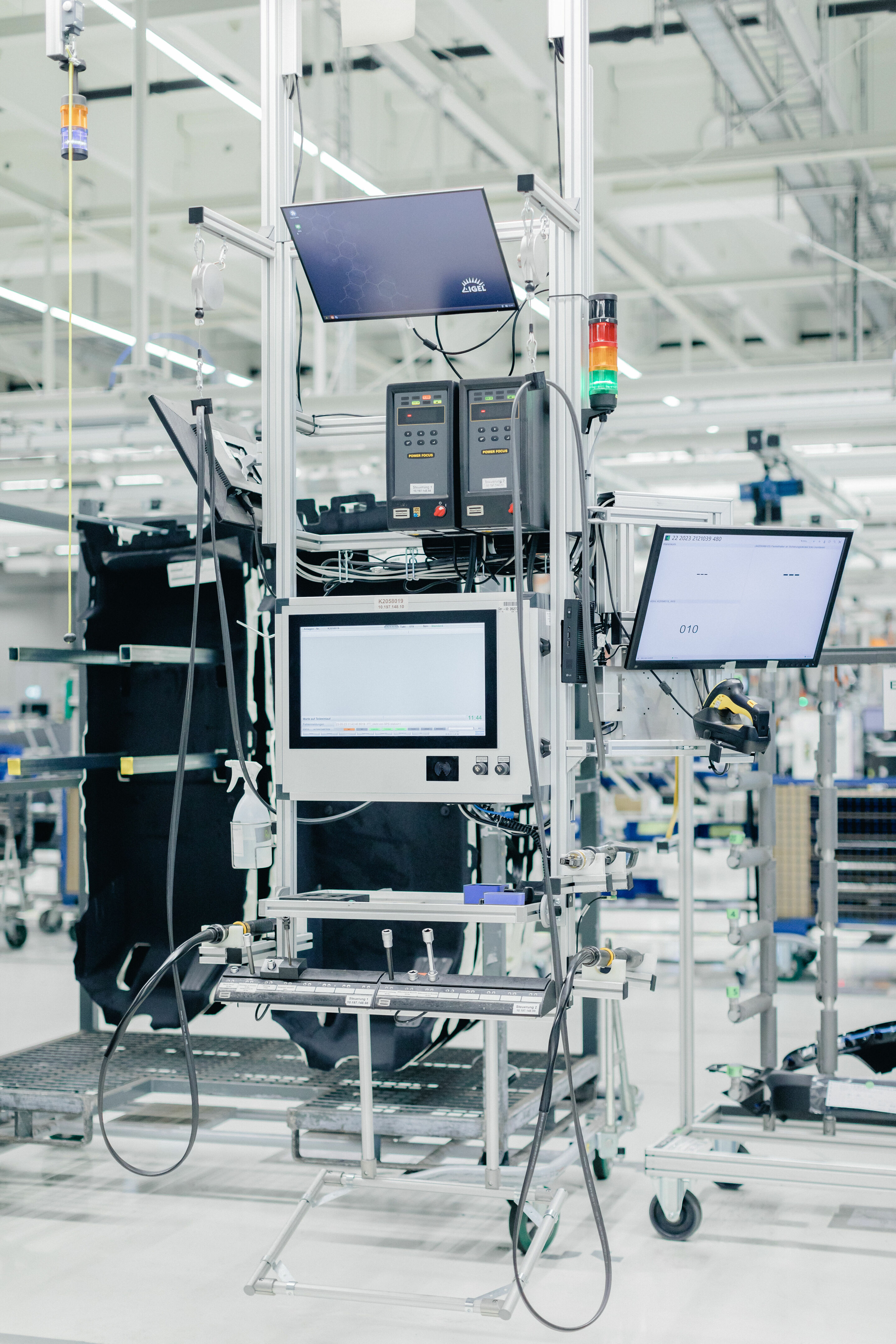 Edge Cloud 4 Production - Edge Cloud 4 Production uses local servers that act as data processing center and eliminates the need for expensive, high-maintenance industrial PCs.
