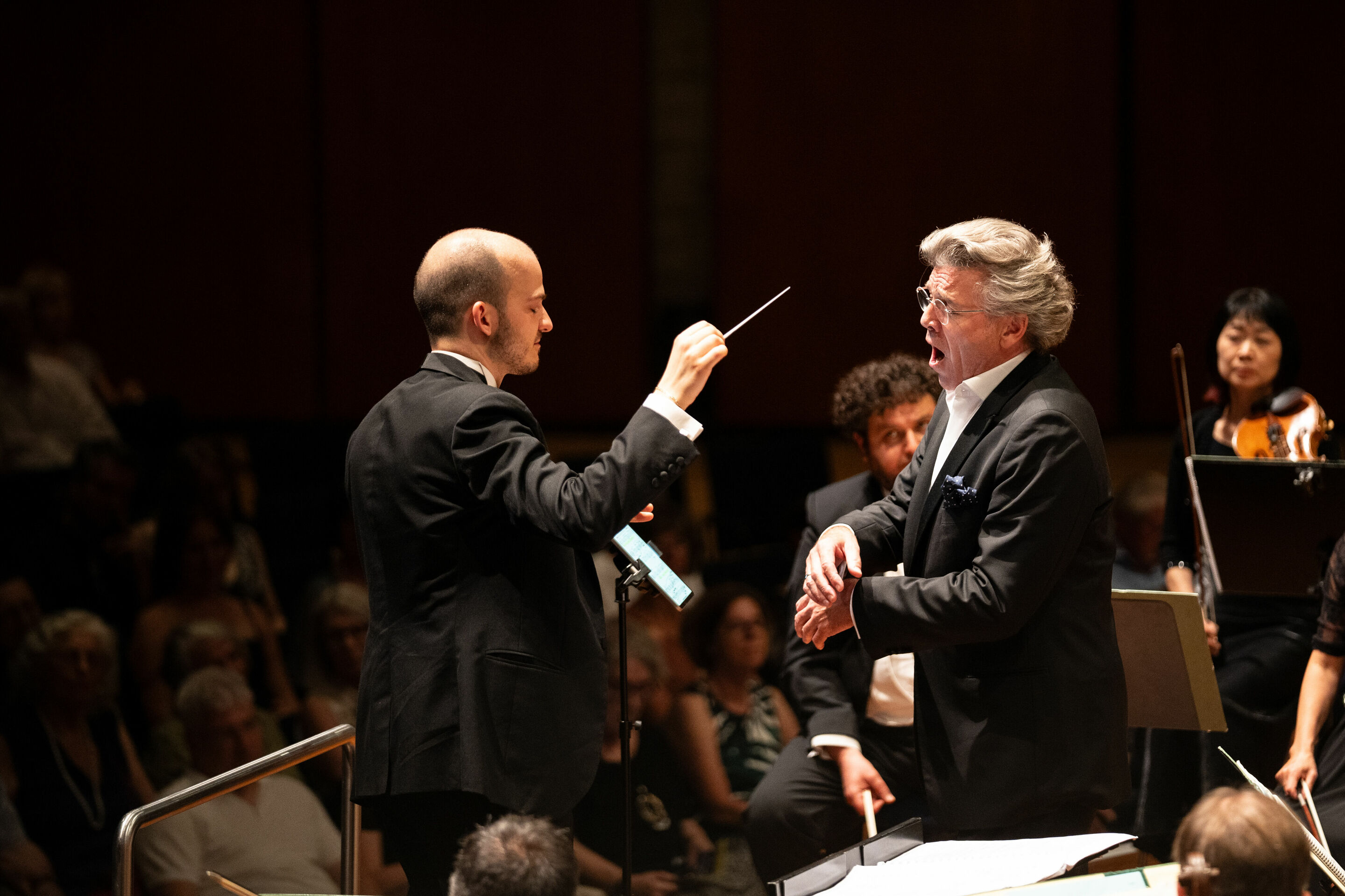 Vier Wochen Kulturgenuss auf höchstem Niveau - Gewinner: Giuseppe Mengoli hat den Gustav Mahler Dirigierwettbewerb gewonnen – und dirigiert die Bamberger Symphoniker mit Thomas Hampson