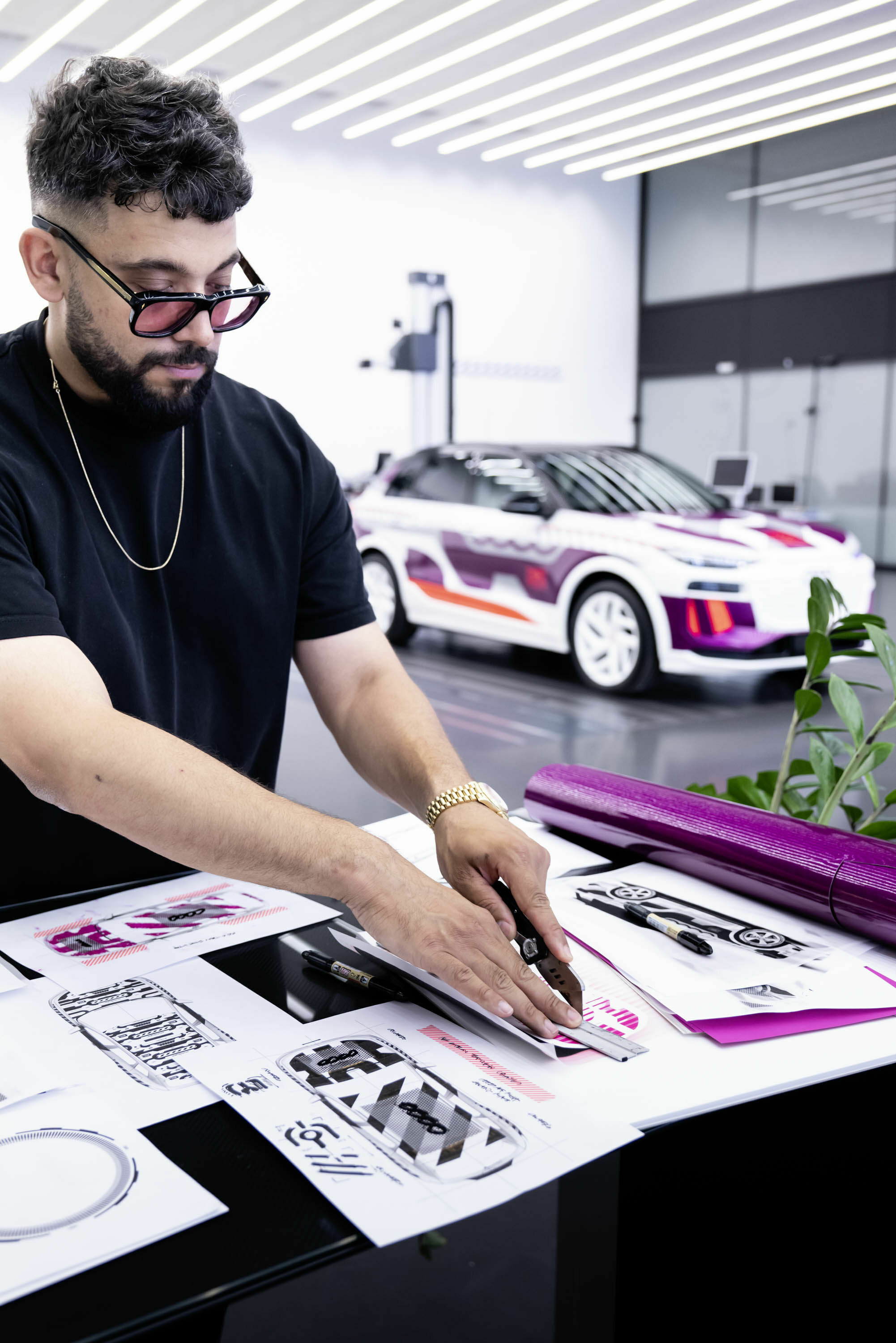 “Like a tailor-made suit” - Special accentuation of the vehicle sculpture: Marco dos Santos, who is responsible for design branding at Audi, has decorated the prototype of the Audi Q6 e-tron with an individual foliation, the so-called Livery Design.