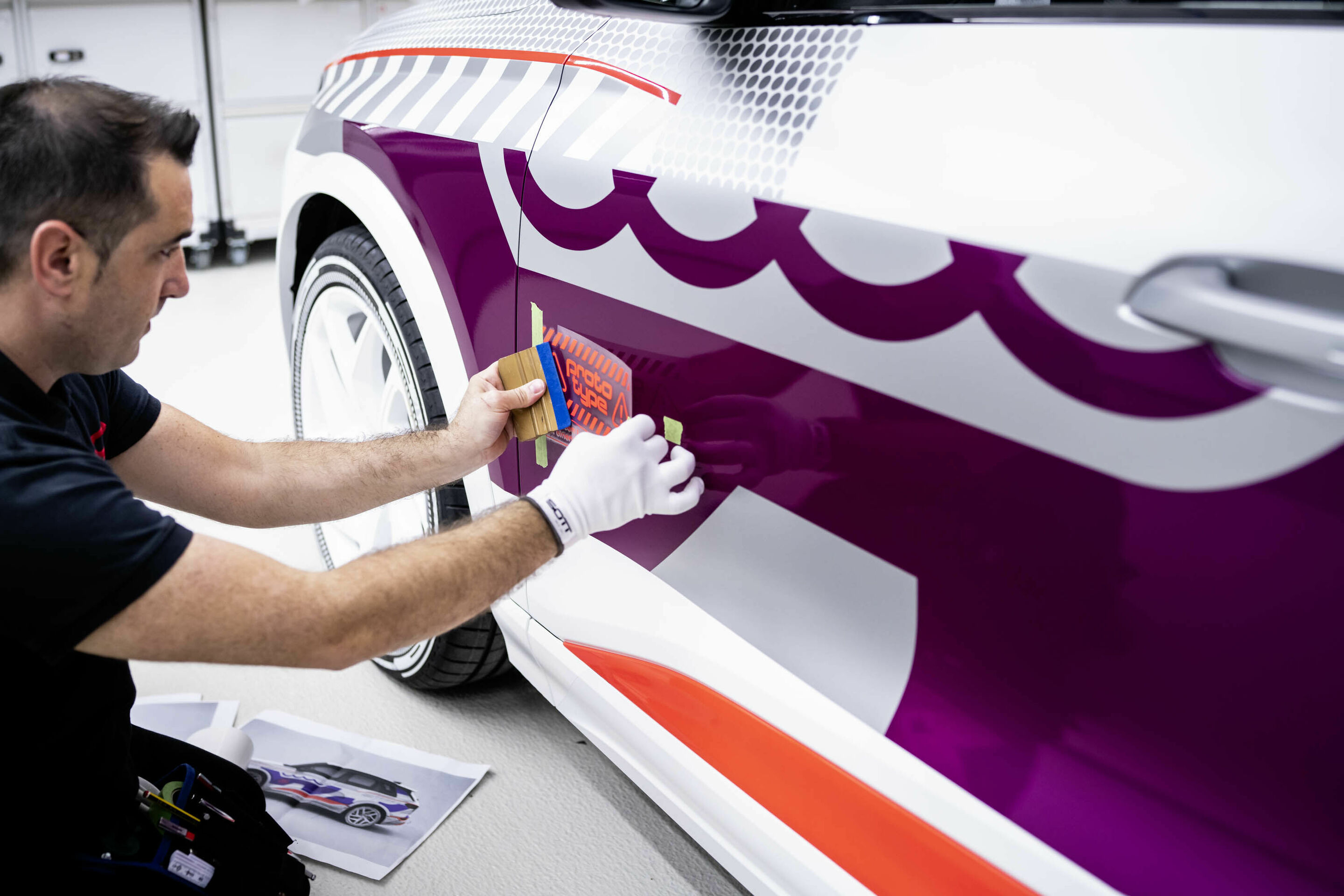 “Like a tailor-made suit” - Special accentuation of the vehicle sculpture: Audi has decorated the prototype of the Q6 e-tron with individual foiling, the so-called Livery Design.