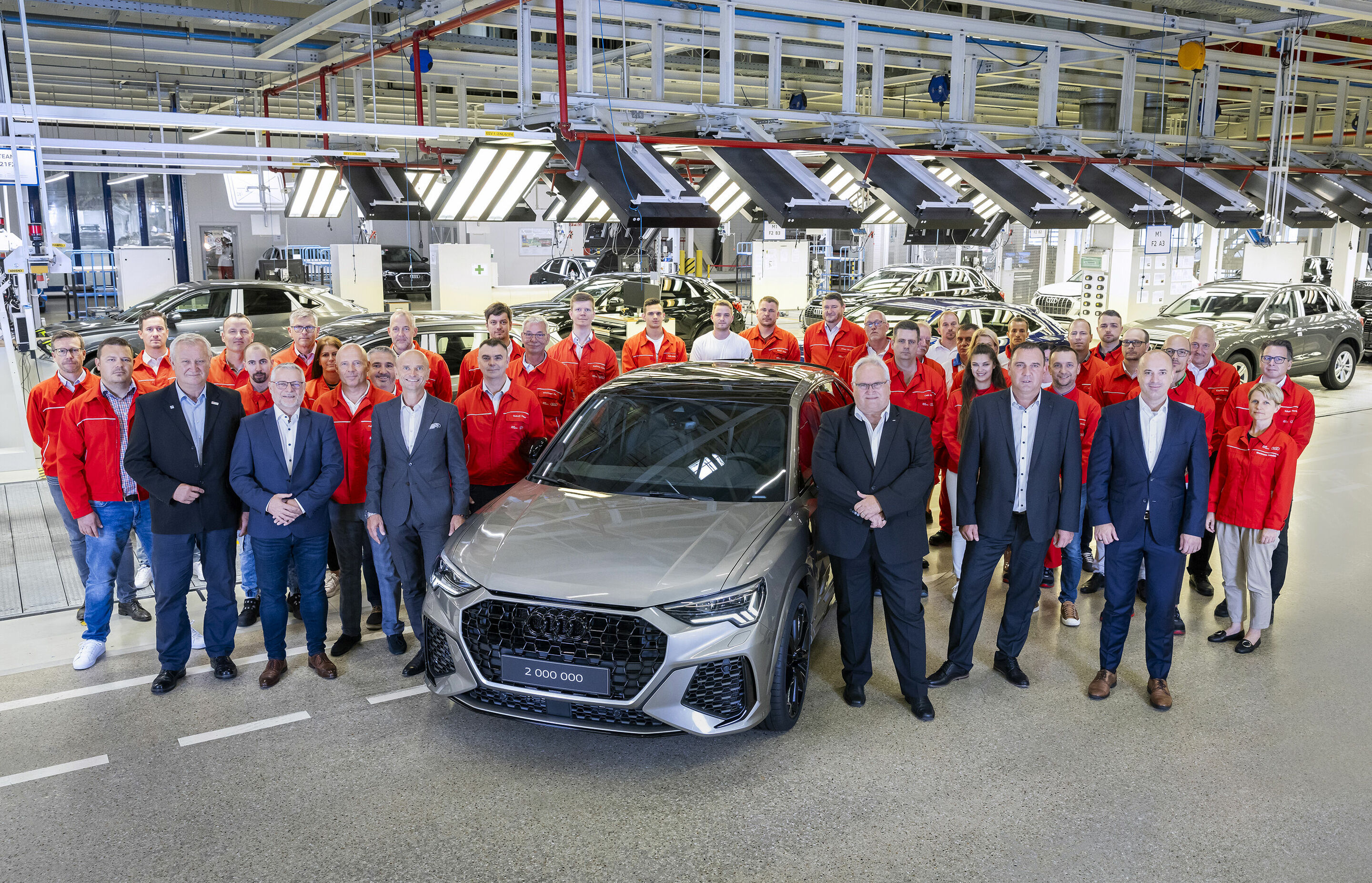 Audi Hungaria: Zwei Millionen Audi „made in Győr“ - Von links nach rechts: Sándor Németh, Vorsitzender der Audi Hungária Unabhängigen Gewerkschaft, Robert Buttenhauser, Vorstand Produktion Antriebe der Audi Hungaria, Zoltán Les, Vorstand Produktion Fahrzeuge...