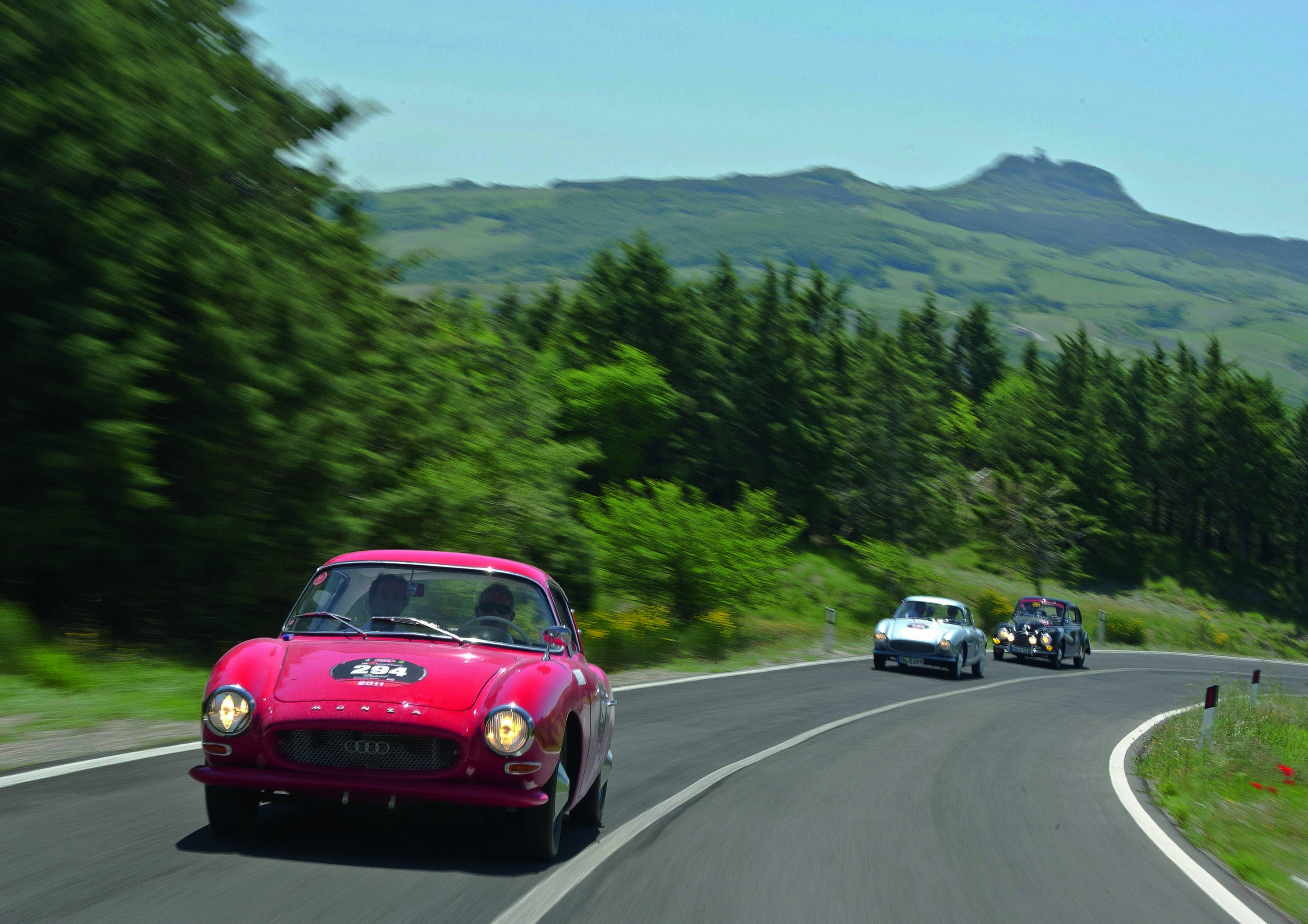 Audi: Mit fünf DKW´s auf der Mille Miglia - DKW-Korso durch die Toskana. Das Feld führt im DKW Monza der Audi-Le Mans-Werkspilot Dindo Capello an.