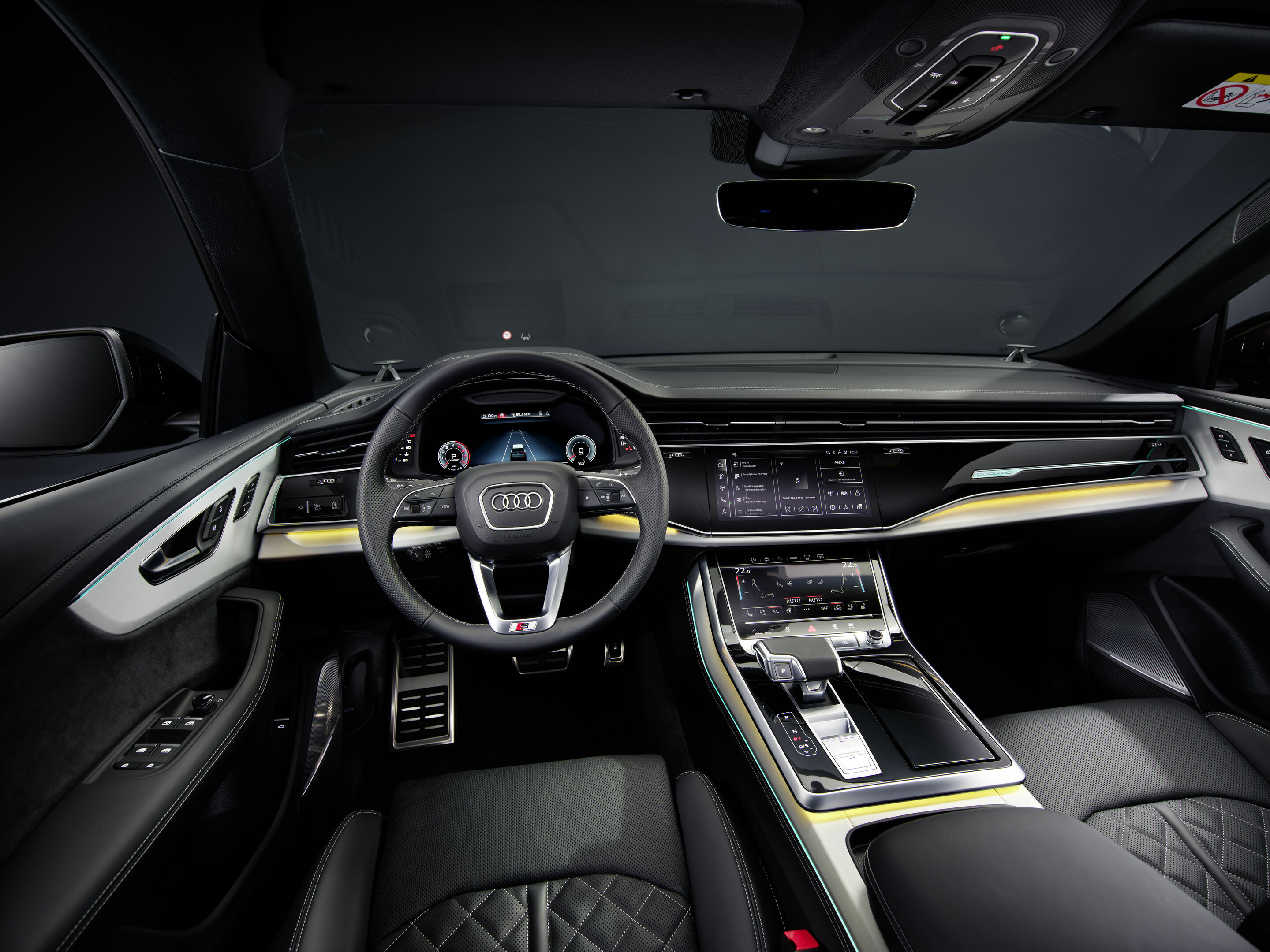 Audi Q8 - Cockpit, 
Farbe: Sakhirgold Metallic