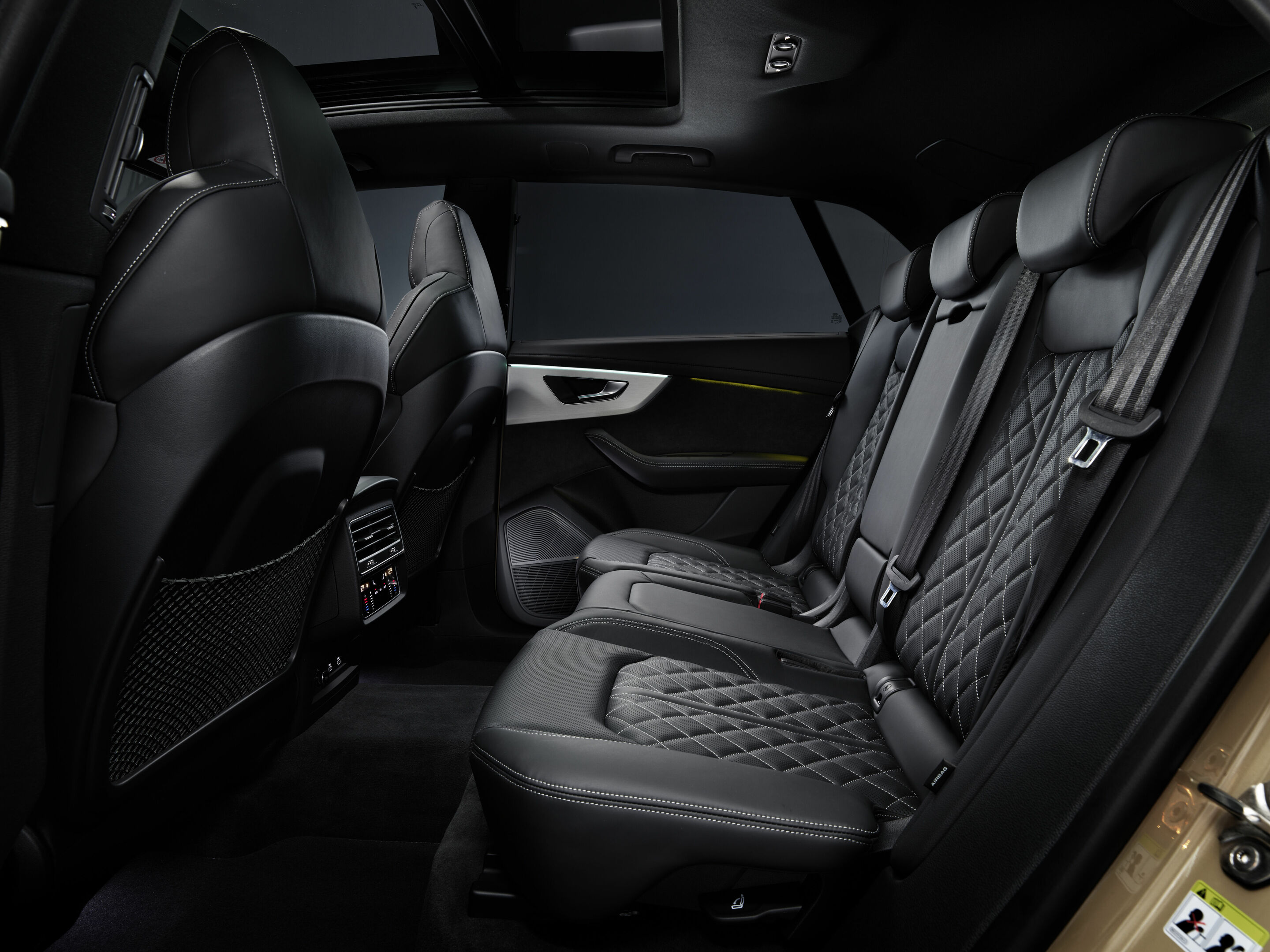 Audi Q8 - Interior,
Colour: Sakhir gold metallic