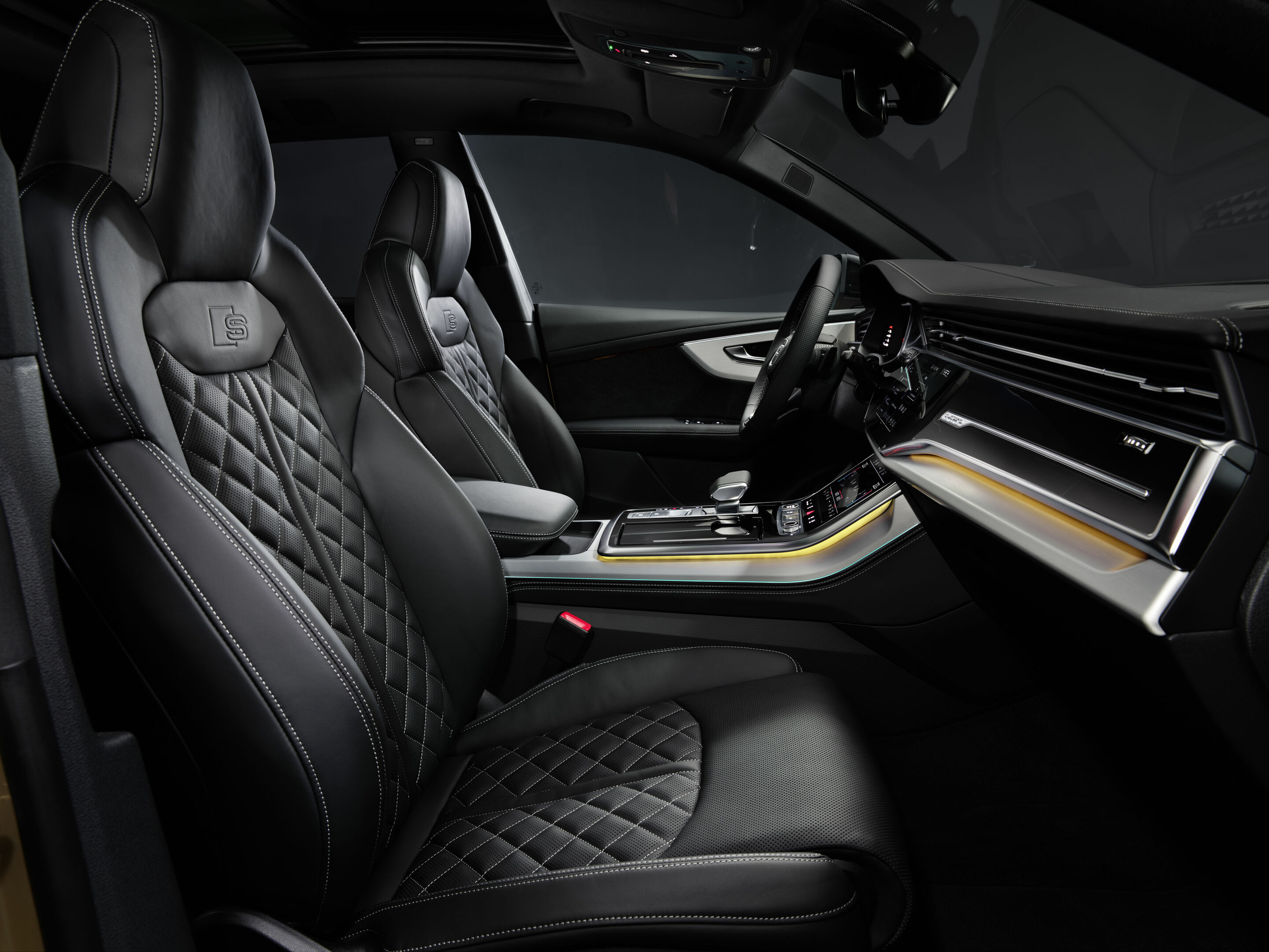 Audi Q8 - Interior,
Colour: Sakhir gold metallic