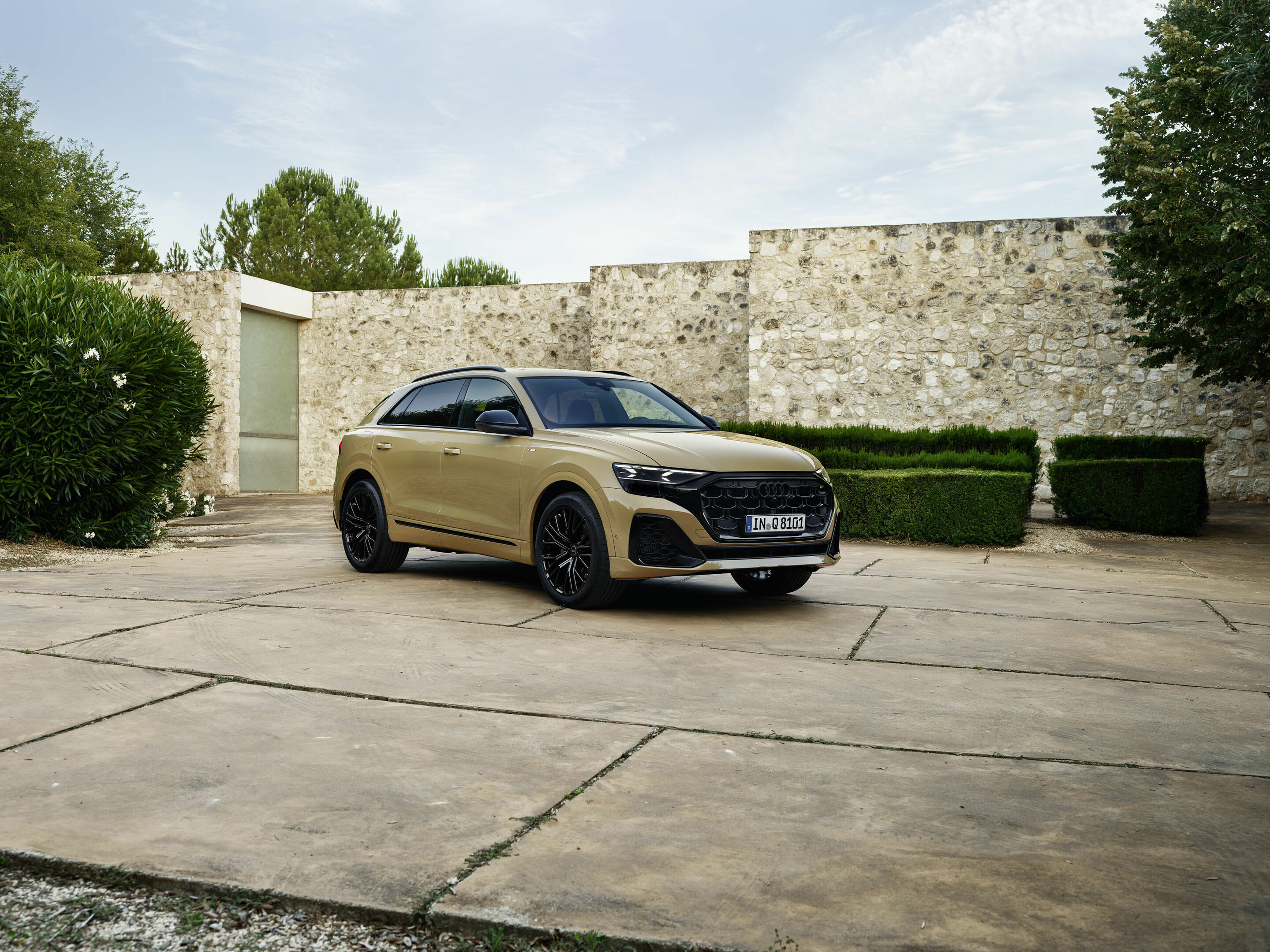Audi Q8 - Standaufnahme, 
Farbe: Sakhirgold Metallic