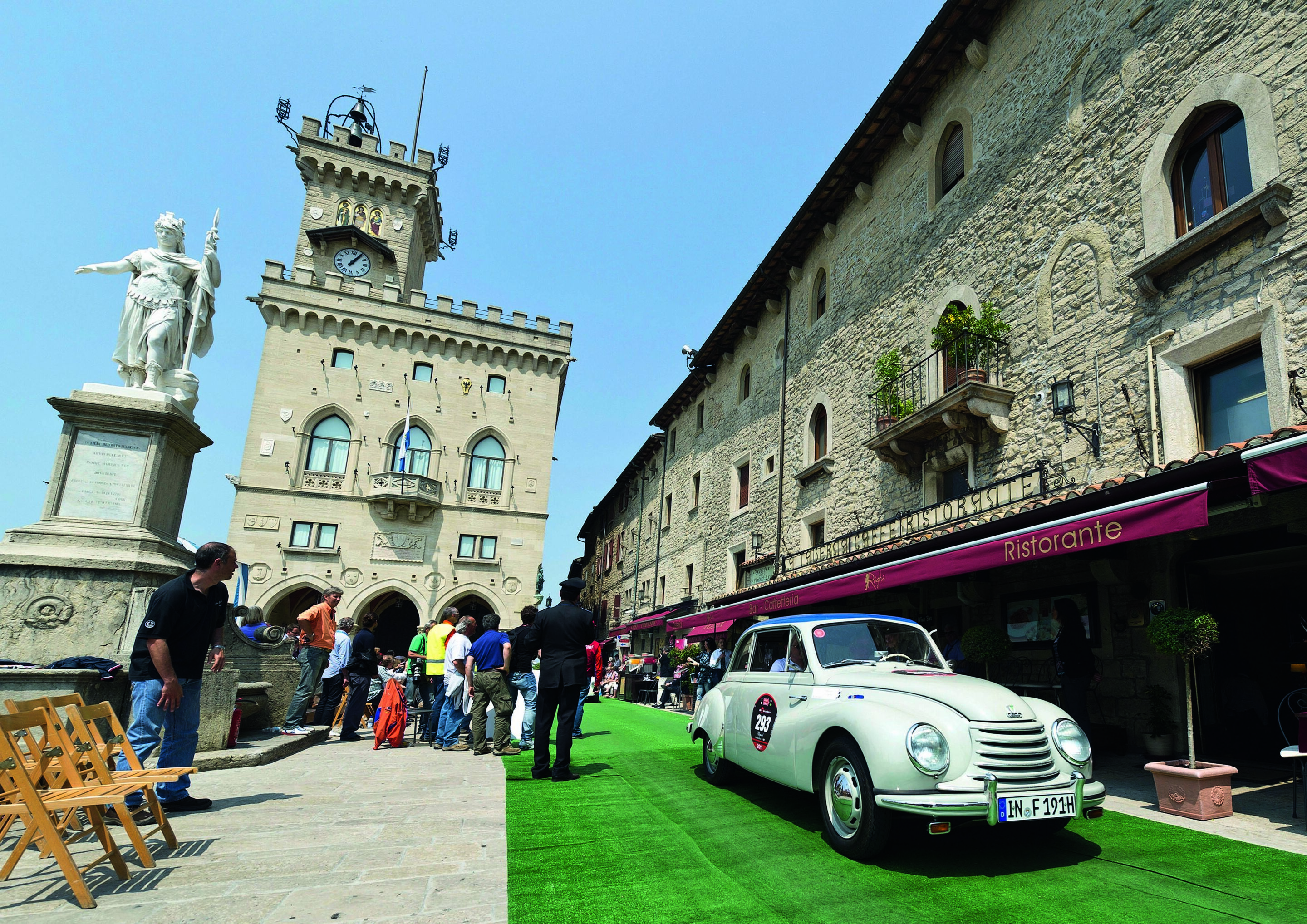 Audi: Mit fünf DKW´s auf der Mille Miglia - Erhabene Ankunft des DKW F 91 in San Marino.
