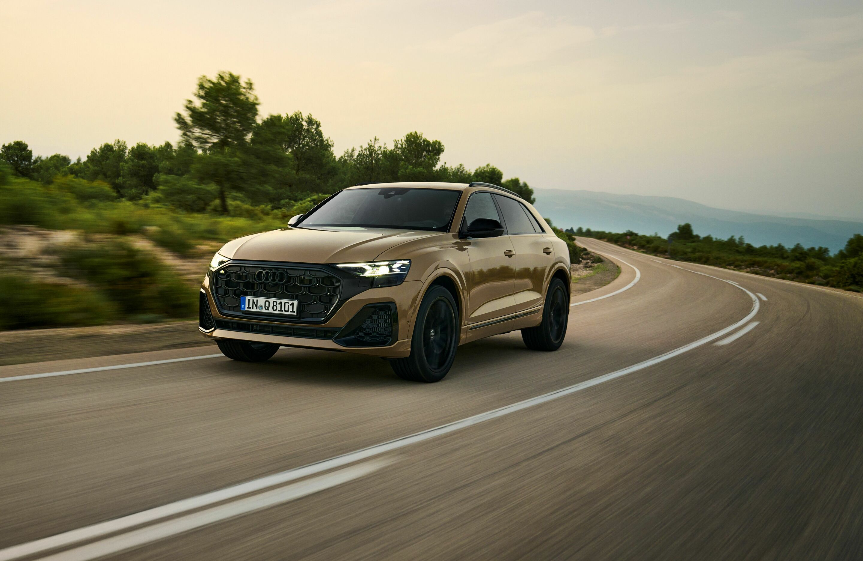 Audi Q8 - Fahraufnahme, 
Farbe: Sakhirgold Metallic