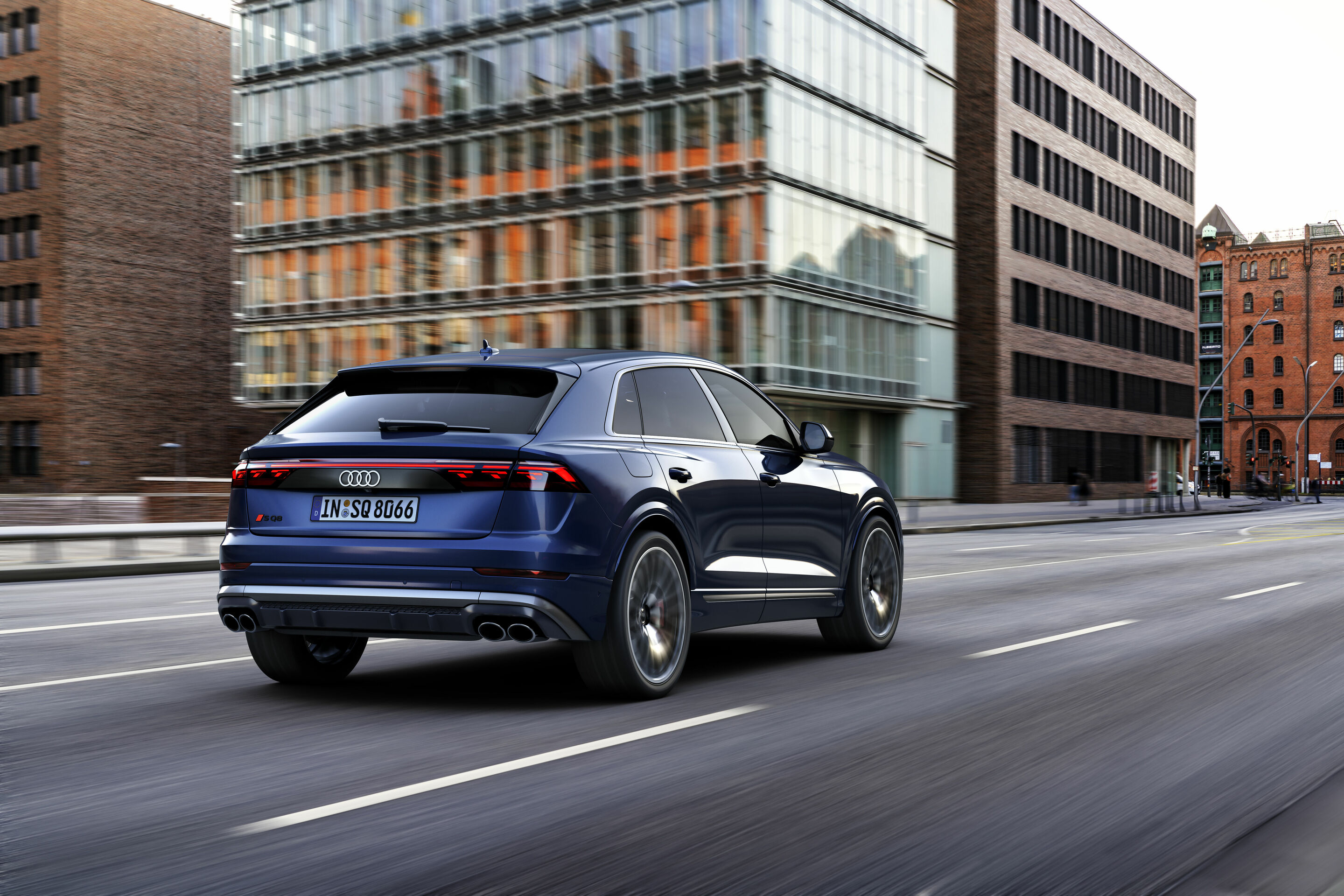 Audi SQ8 TFSI - Fahraufnahme, 
Farbe: Waitomoblau