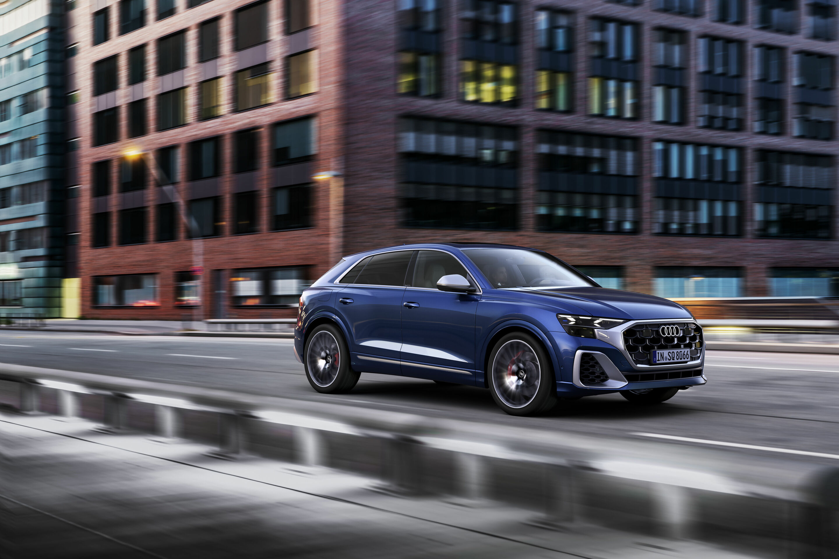 Audi SQ8 TFSI - Dynamic photo,
Colour: Waitomo blue