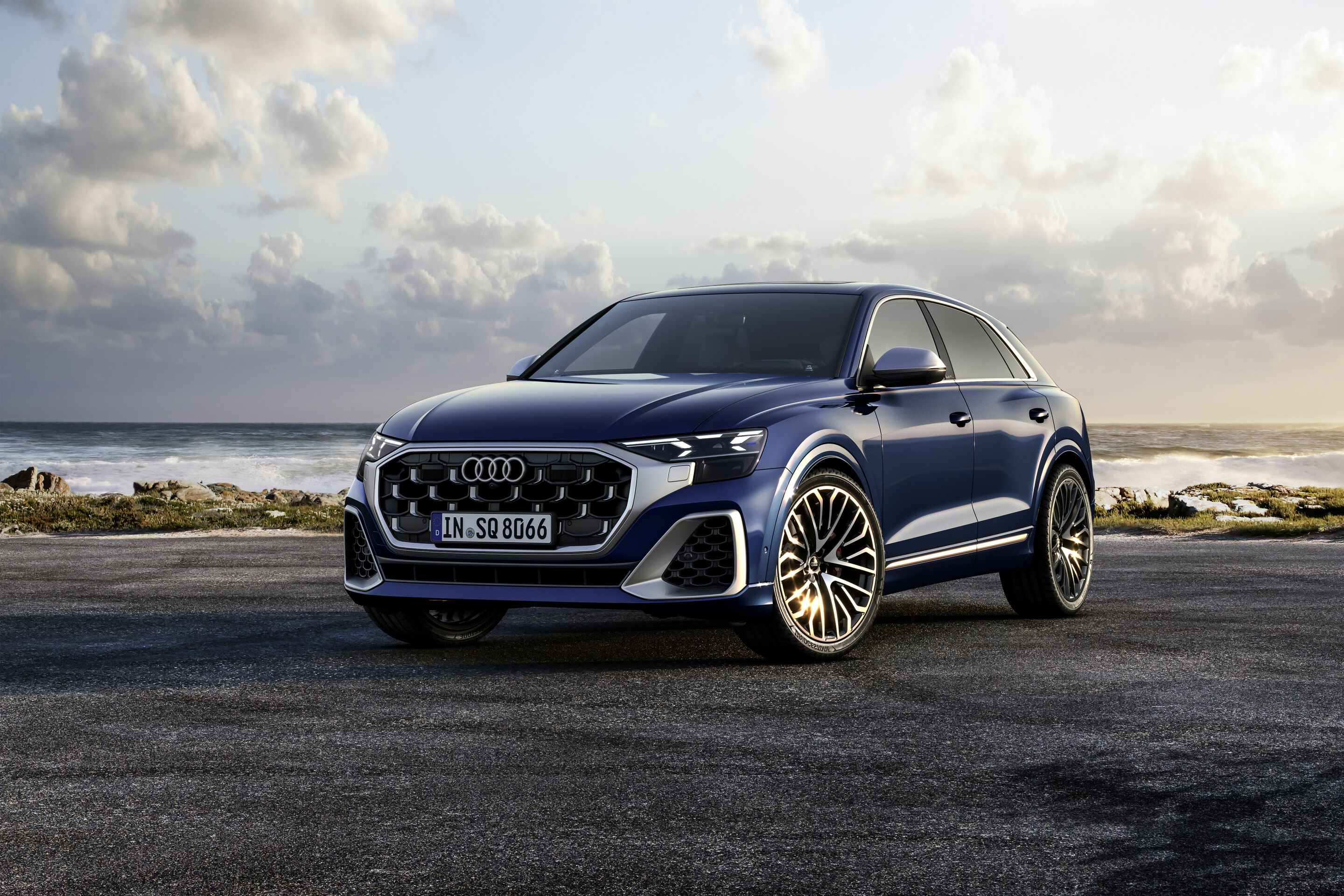 Audi SQ8 TFSI - Standaufnahme, 
Farbe: Waitomoblau