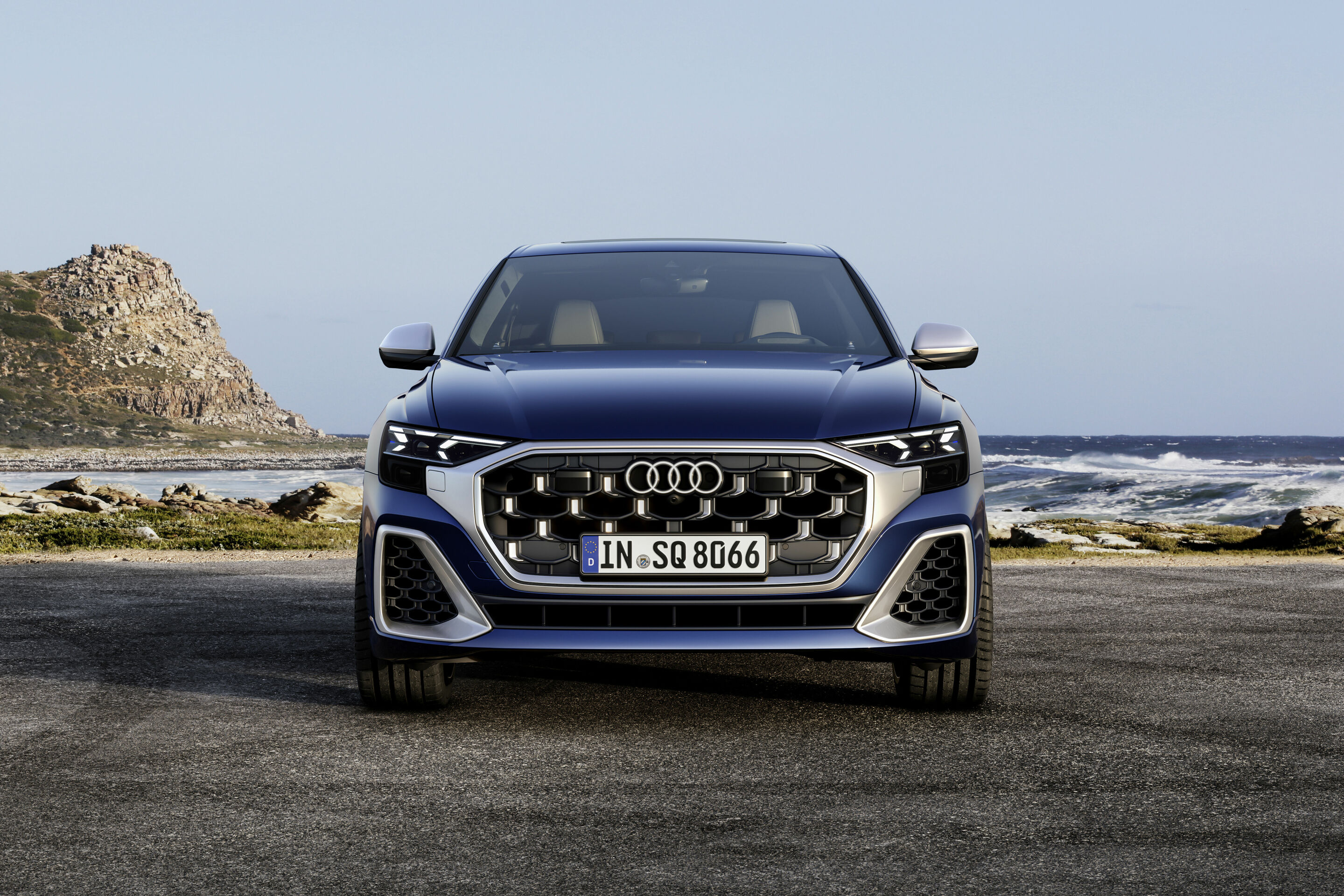 Audi SQ8 TFSI - Static photo,
Colour: Waitomo blue