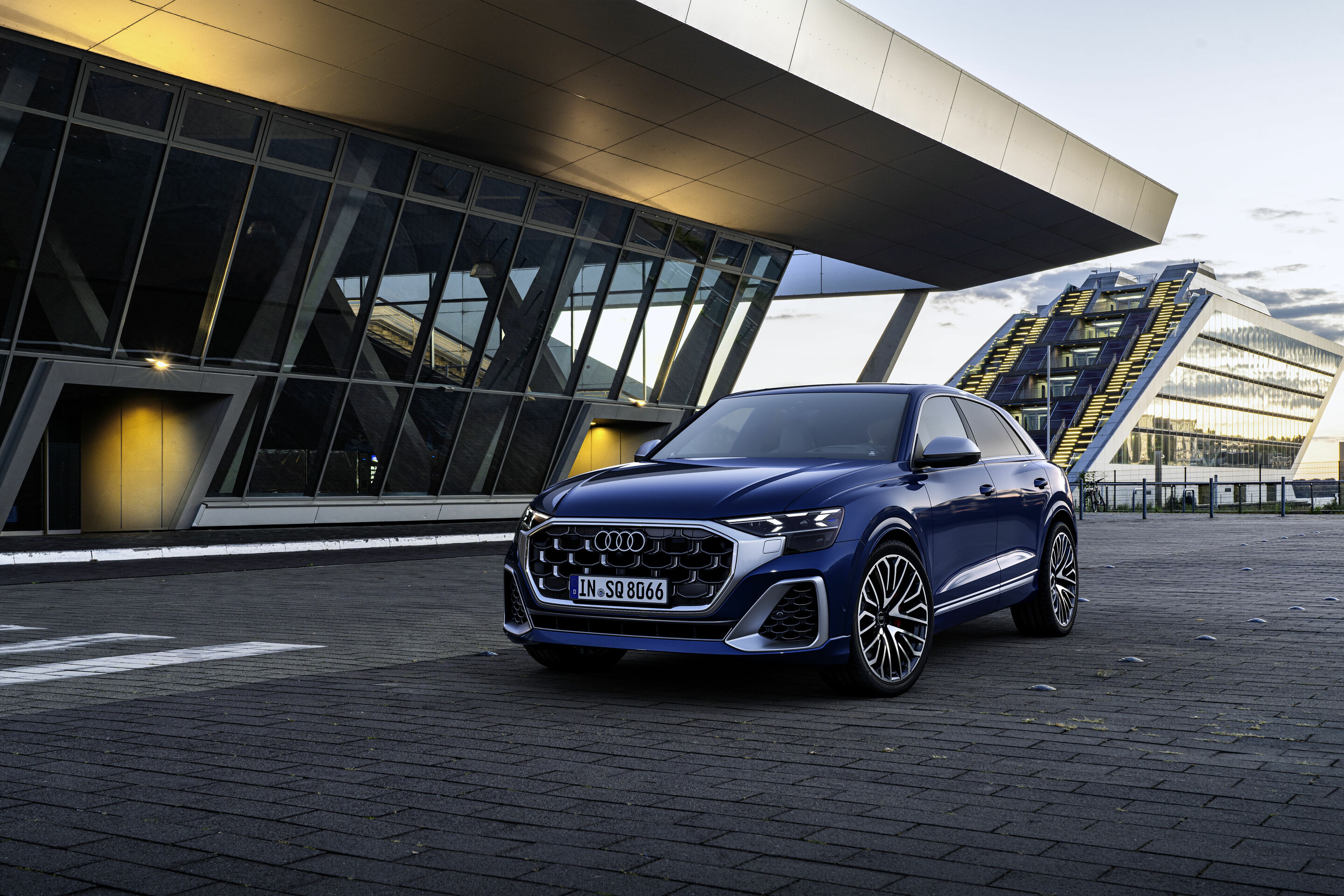 Audi SQ8 TFSI - Standaufnahme, 
Farbe: Waitomoblau